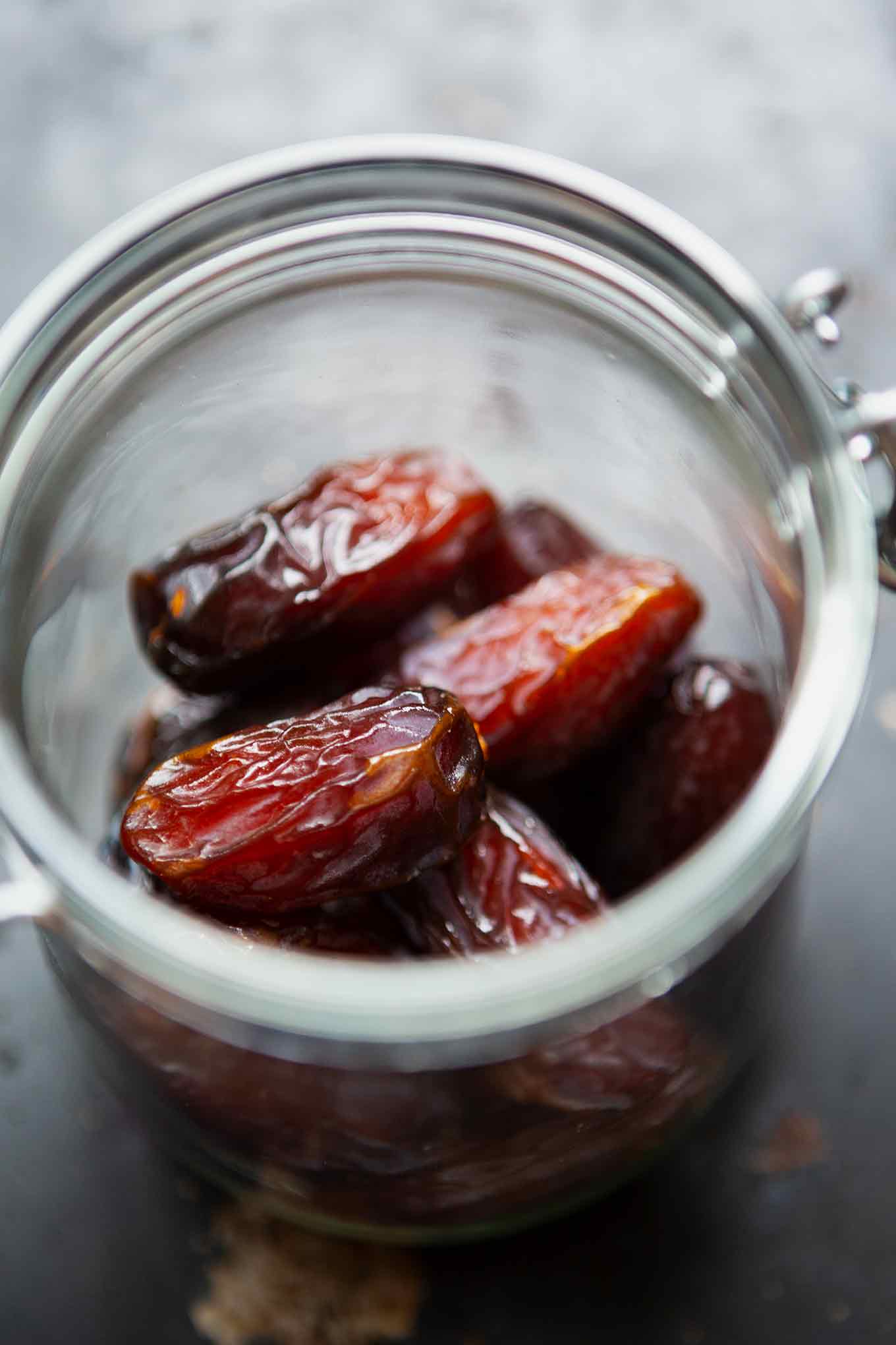 2-Zutaten Medjool Datteln mit Erdnussbutter. Mein liebster einfacher, gesunder und natürlich gesüßter Snack für zwischendurch! Kochkarussell - dein Foodblog für schnelle und einfache Rezepte.