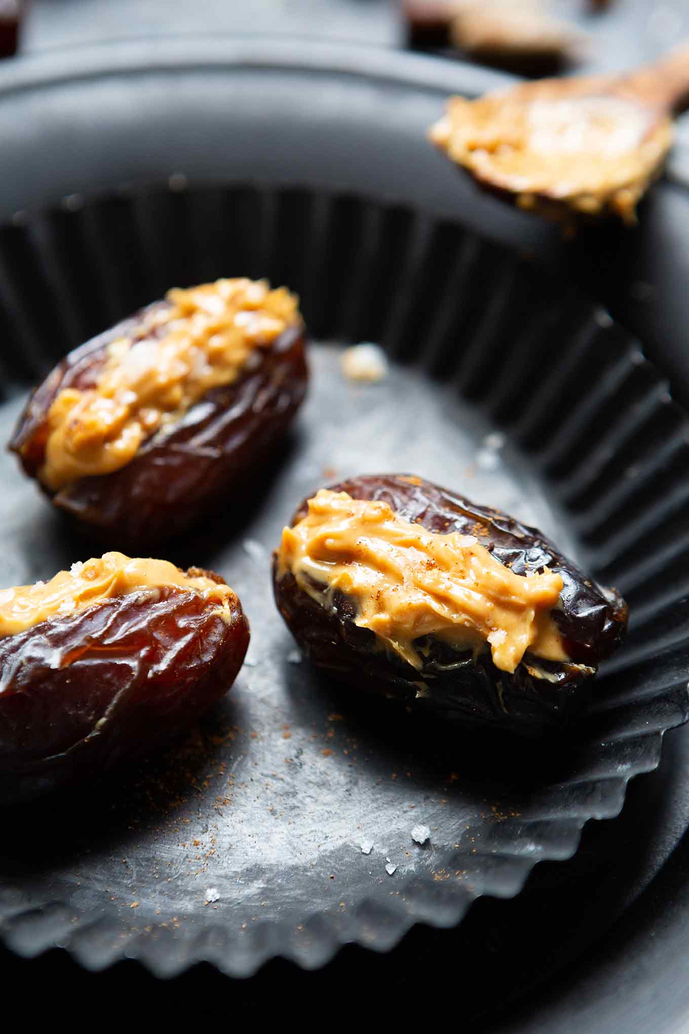 2-Zutaten Medjool Datteln mit Erdnussbutter. Mein liebster einfacher, gesunder und natürlich gesüßter Snack für zwischendurch! Kochkarussell - dein Foodblog für schnelle und einfache Rezepte.