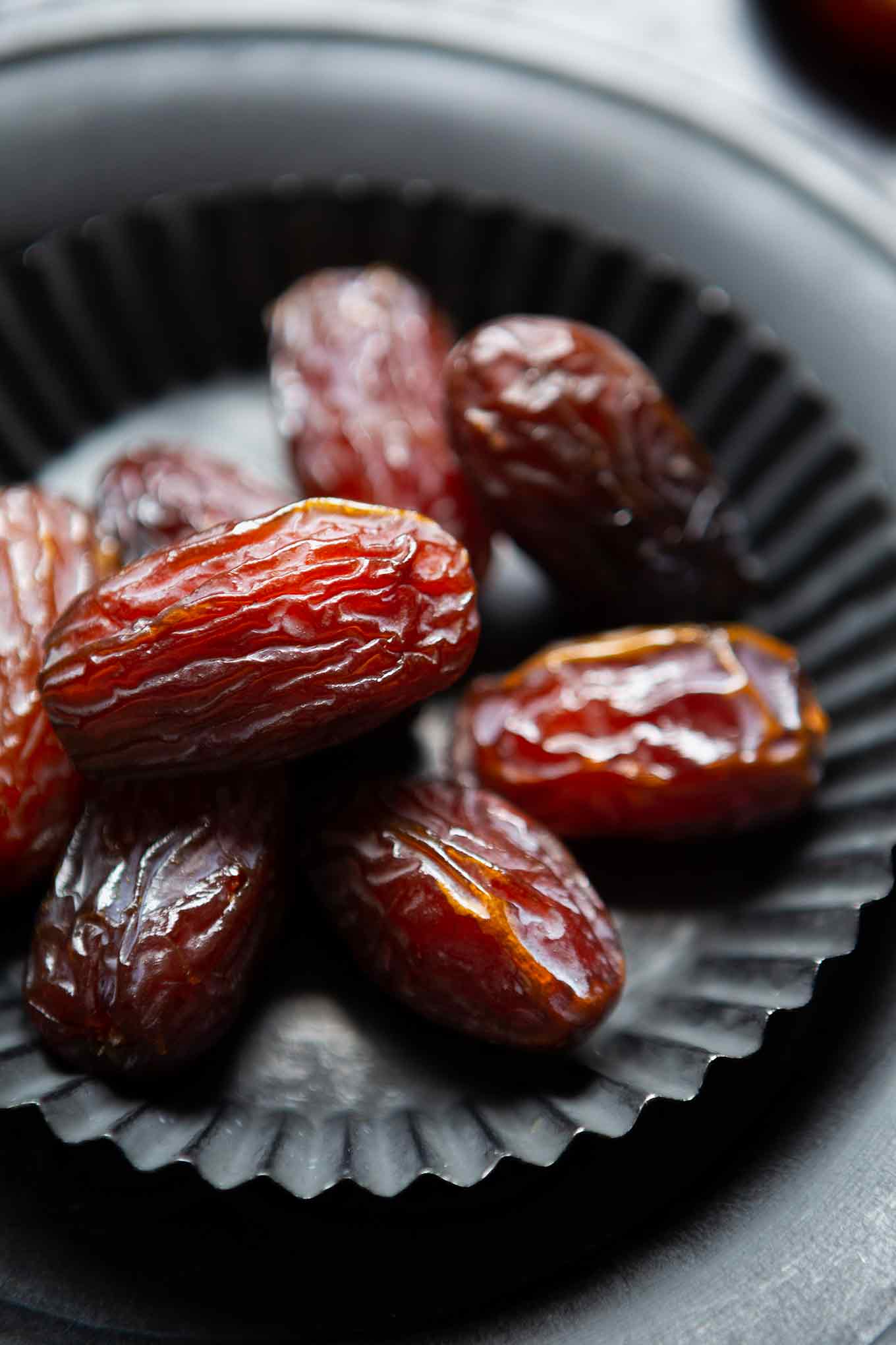 2-Zutaten Medjool Datteln mit Erdnussbutter. Mein liebster einfacher, gesunder und natürlich gesüßter Snack für zwischendurch! Kochkarussell - dein Foodblog für schnelle und einfache Rezepte.