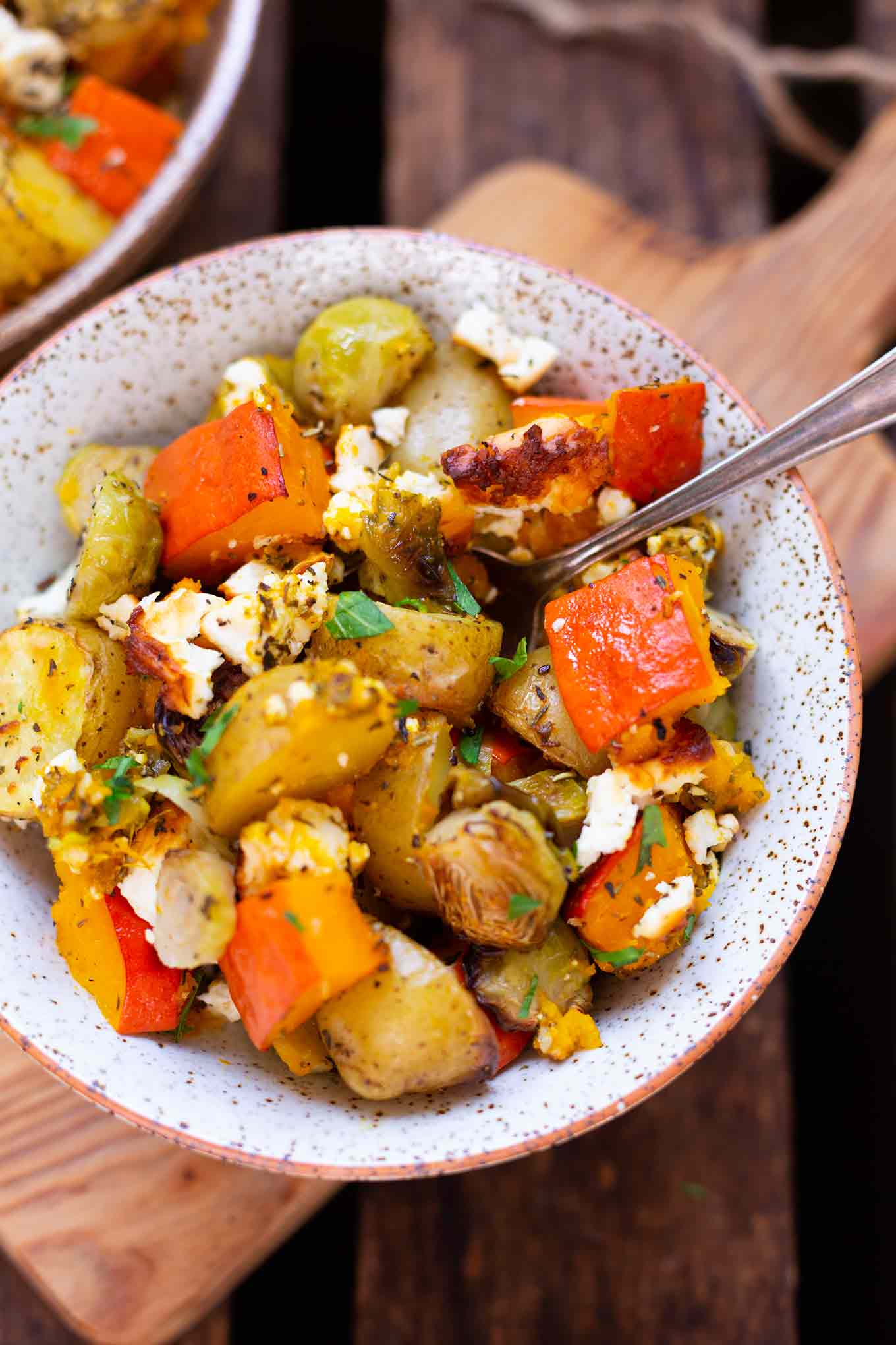 Ofenkartoffeln mit Kürbis, Rosenkohl und Feta. Dieses herbstliche Ein Blech-Rezept ist einfach, sättigend und gesund! - Kochkarussell.com #ofenkartoffeln #einblech #kürbis #rezept