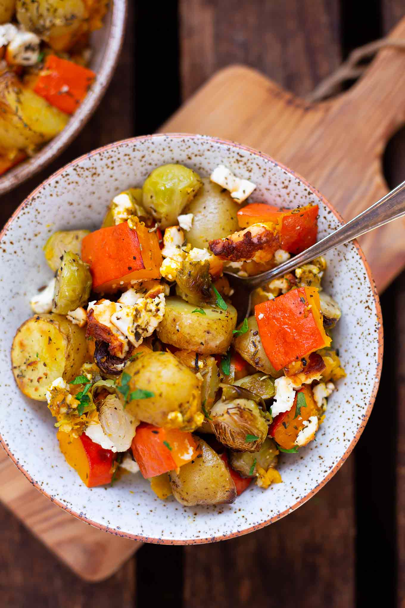 Ofenkartoffeln mit Kürbis, Rosenkohl und Feta. Dieses herbstliche Ein Blech-Rezept ist einfach, sättigend und gesund! - Kochkarussell.com #ofenkartoffeln #einblech #kürbis #rezept