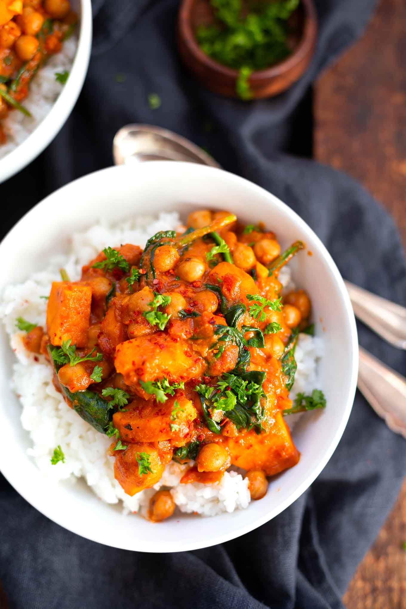 Süßkartoffel-Kichererbsen-Curry mit Spinat. Dieses 30-Minuten Rezept ist einfach, kuschelig und perfekt für den Herbst! - Kochkarussell.com #süßkartoffelcurry #curry #rezept #schnellundeinfach