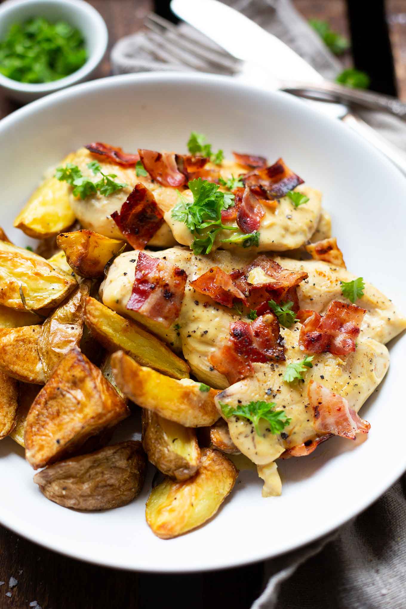 Werbung. Cremiges Honig-Senf-Hähnchen mit Bacon. Dieses schnelle und einfache Rezept ist SO gut! - Kochkarussell.com #honigsenfhähnchen #rezept #chicken #schnellundeinfach