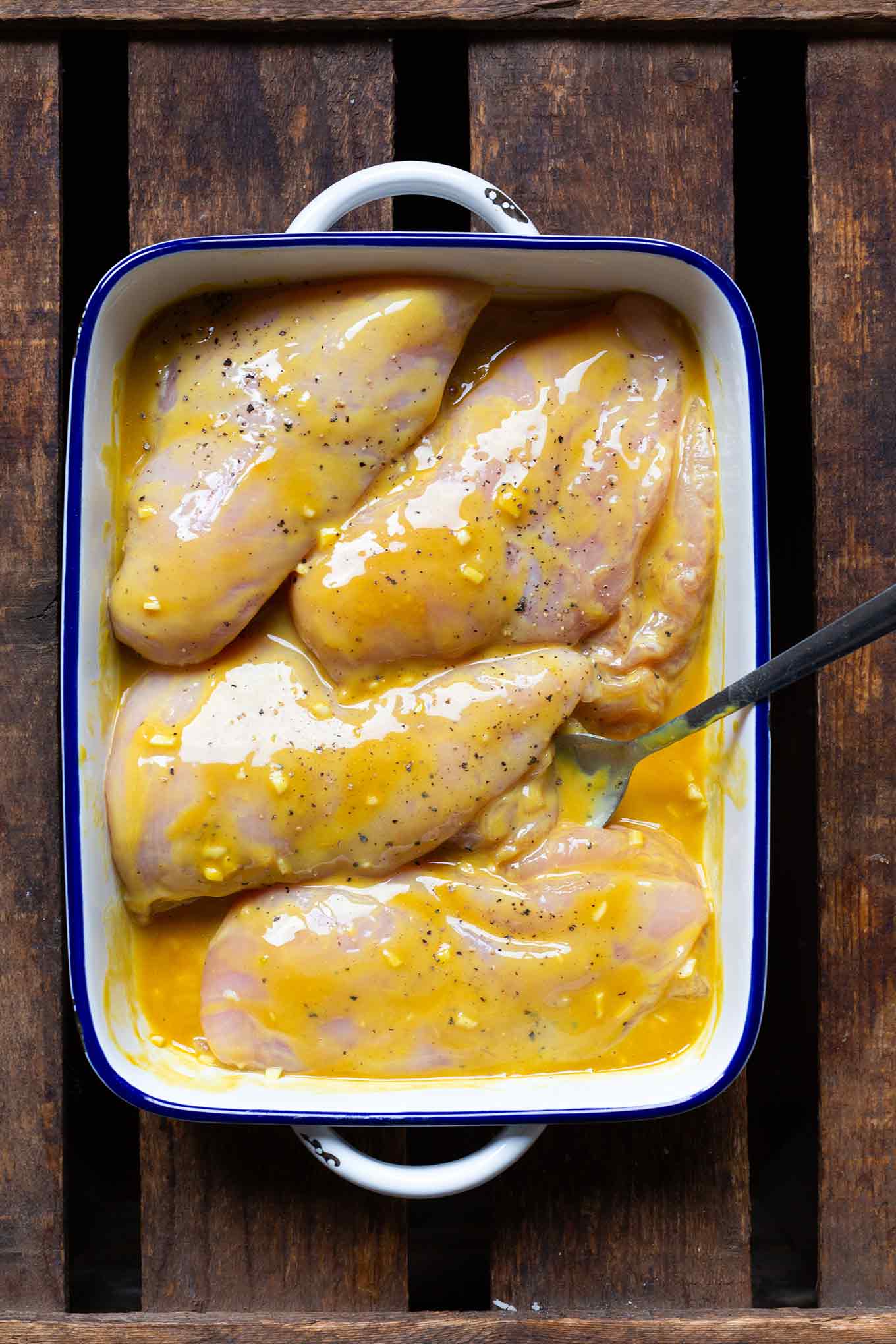 Werbung. Cremiges Honig-Senf-Hähnchen mit Bacon. Dieses schnelle und einfache Rezept ist SO gut! - Kochkarussell.com #honigsenfhähnchen #rezept #chicken #schnellundeinfach