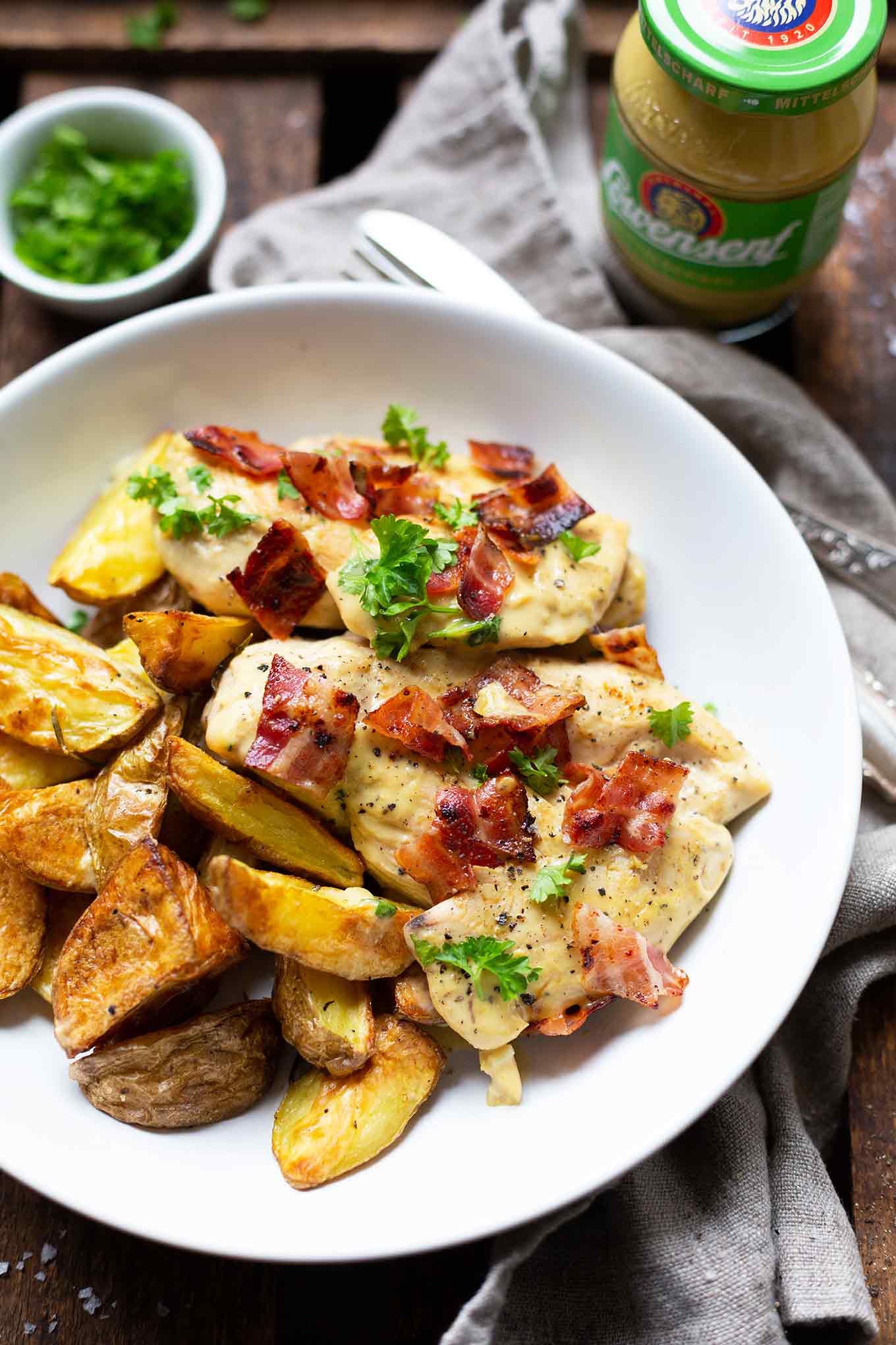 Werbung. Cremiges Honig-Senf-Hähnchen mit Bacon. Dieses schnelle und einfache Rezept ist SO gut! - Kochkarussell.com #honigsenfhähnchen #rezept #chicken #schnellundeinfach