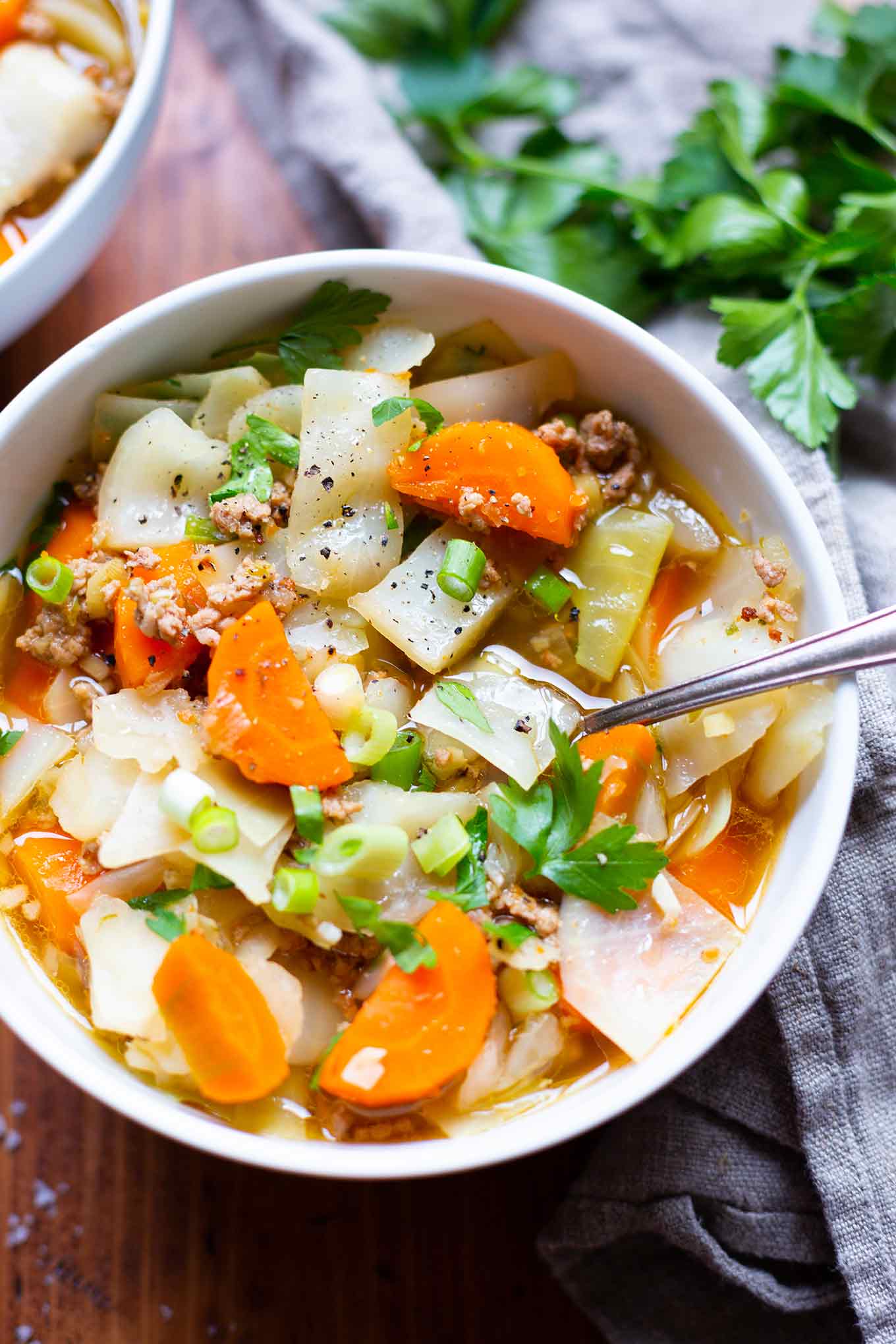 30-Minuten Frühlingsrollen-Suppe. Dieses schnelle Low Carb Rezept ist herzhaft, deftig und asiatisch gut! - Kochkarussell.com #frühlingsrollen #suppe #rezept #schnellundeinfach