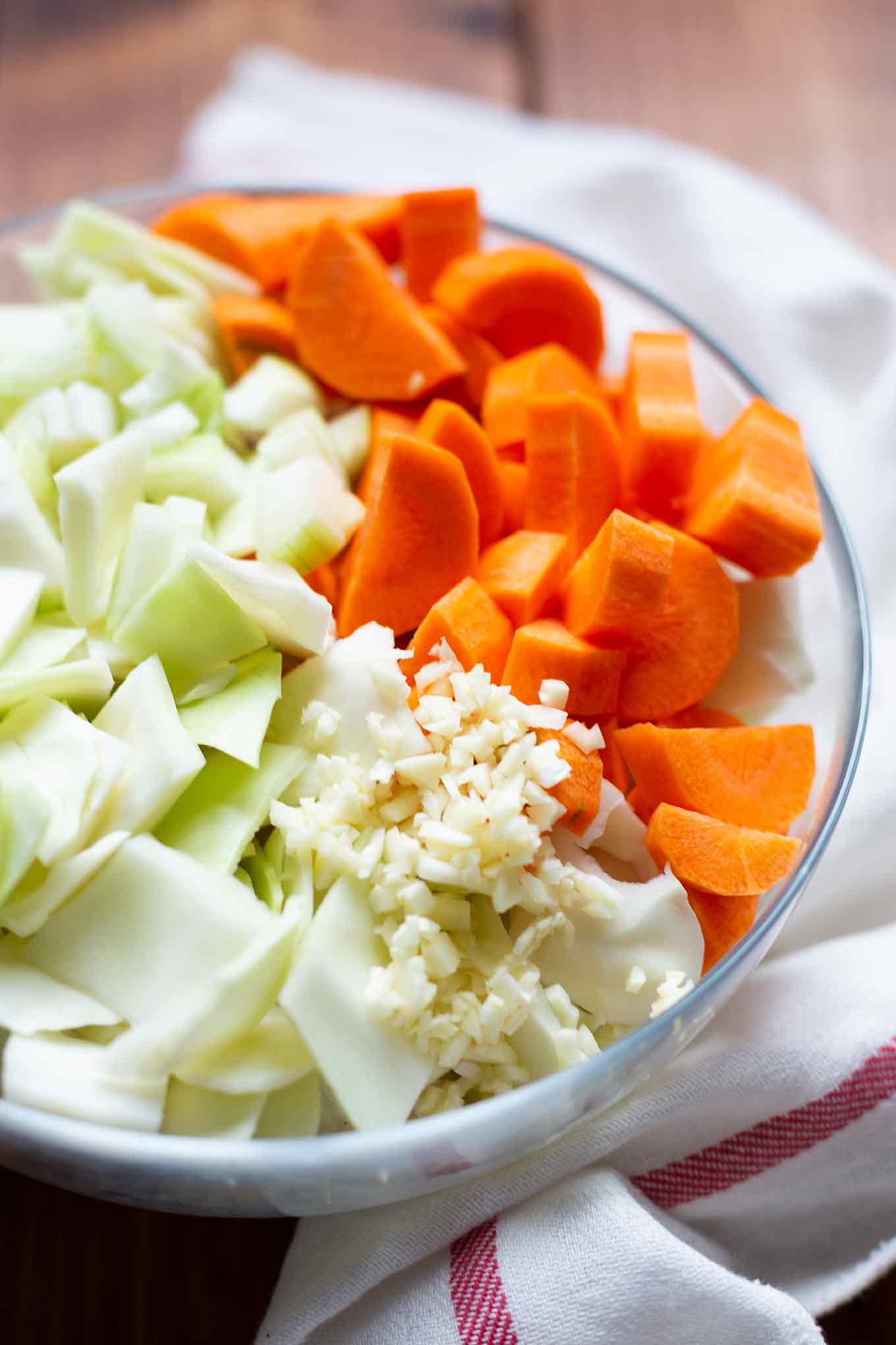 30-Minuten Frühlingsrollen-Suppe. Dieses schnelle Low Carb Rezept ist herzhaft, deftig und asiatisch gut! - Kochkarussell.com #frühlingsrollen #suppe #rezept #schnellundeinfach