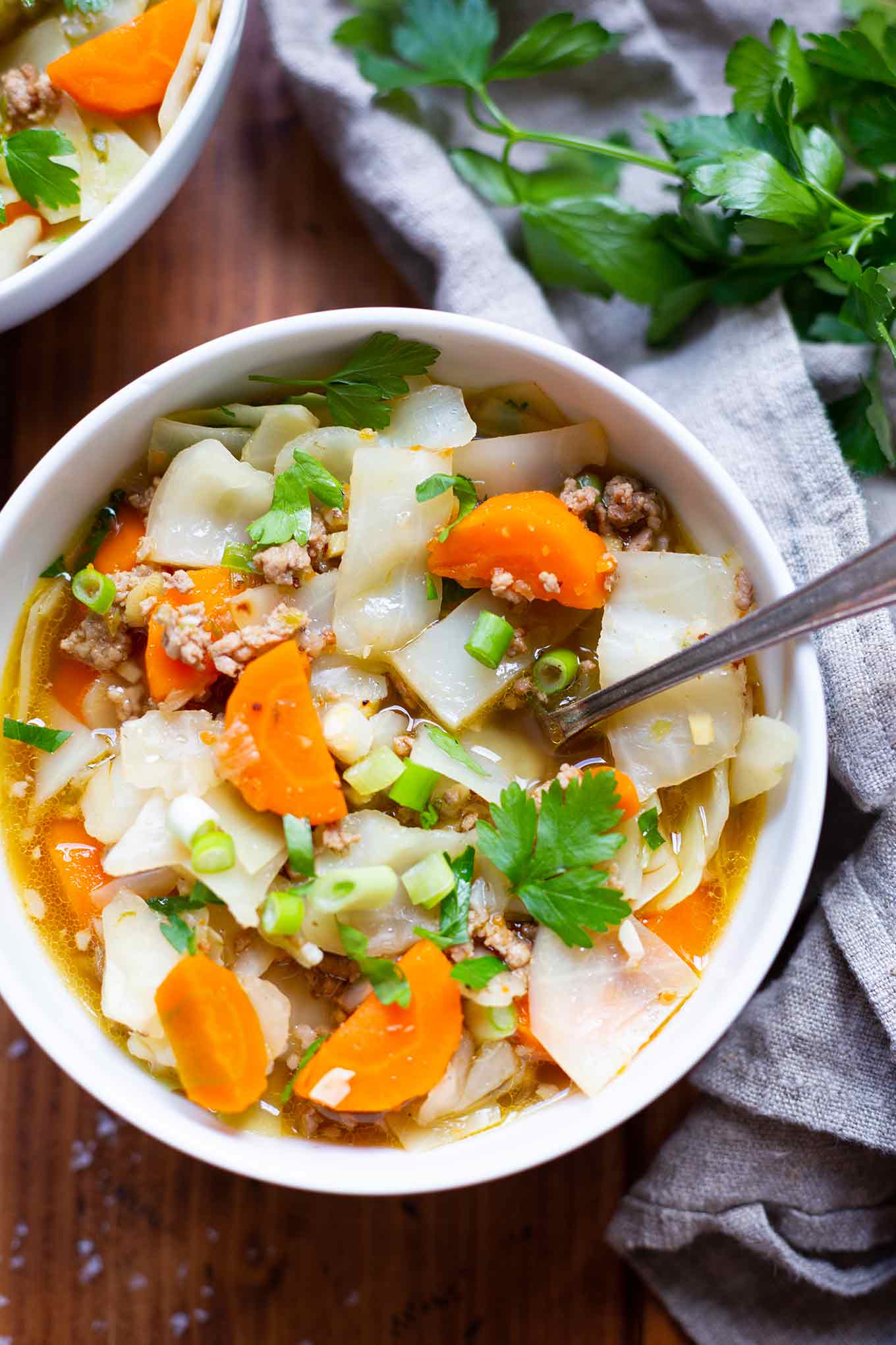30-Minuten Frühlingsrollen-Suppe. Dieses schnelle Low Carb Rezept ist herzhaft, deftig und asiatisch gut! - Kochkarussell.com #frühlingsrollen #suppe #rezept #schnellundeinfach