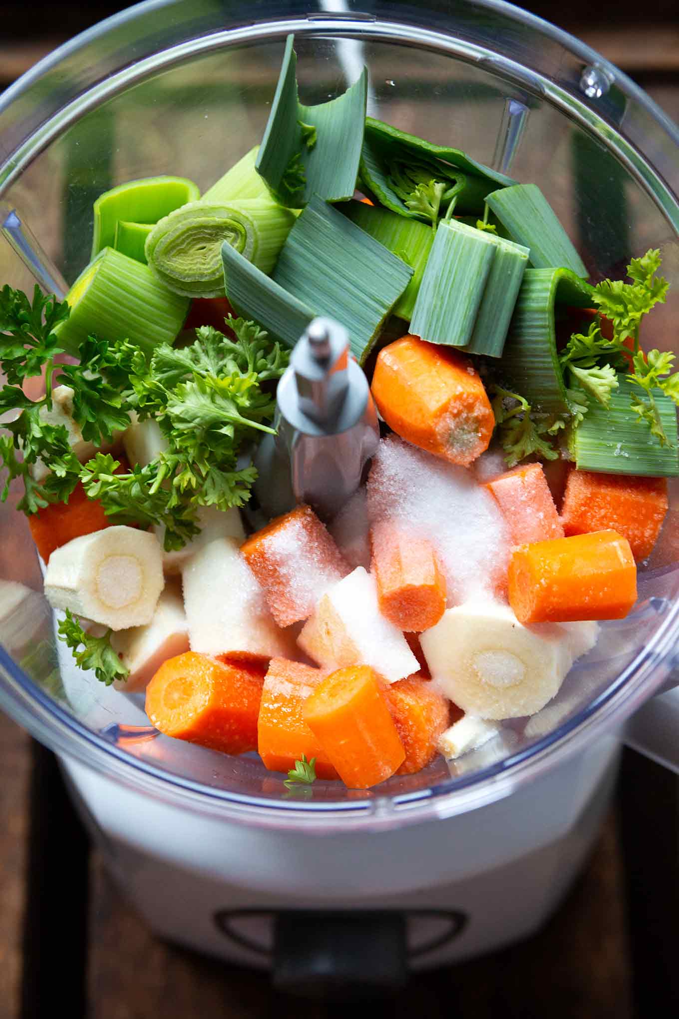 Gemüsebrühe selber machen. Für dieses einfache 10-Minuten Rezept brauchst du nur Suppengrün und Salz - so gut! - Kochkarussell.com #gemüsebrühe #selbermachen #rezept #einfach