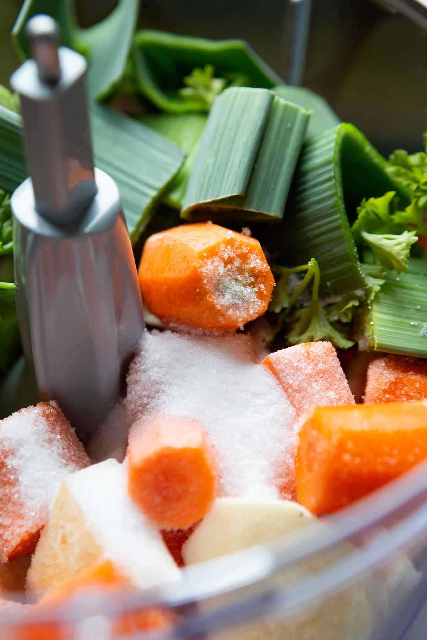 Gemüsebrühe selber machen. Für dieses einfache 10-Minuten Rezept brauchst du nur Suppengrün und Salz - so gut! - Kochkarussell.com #gemüsebrühe #selbermachen #rezept #einfach