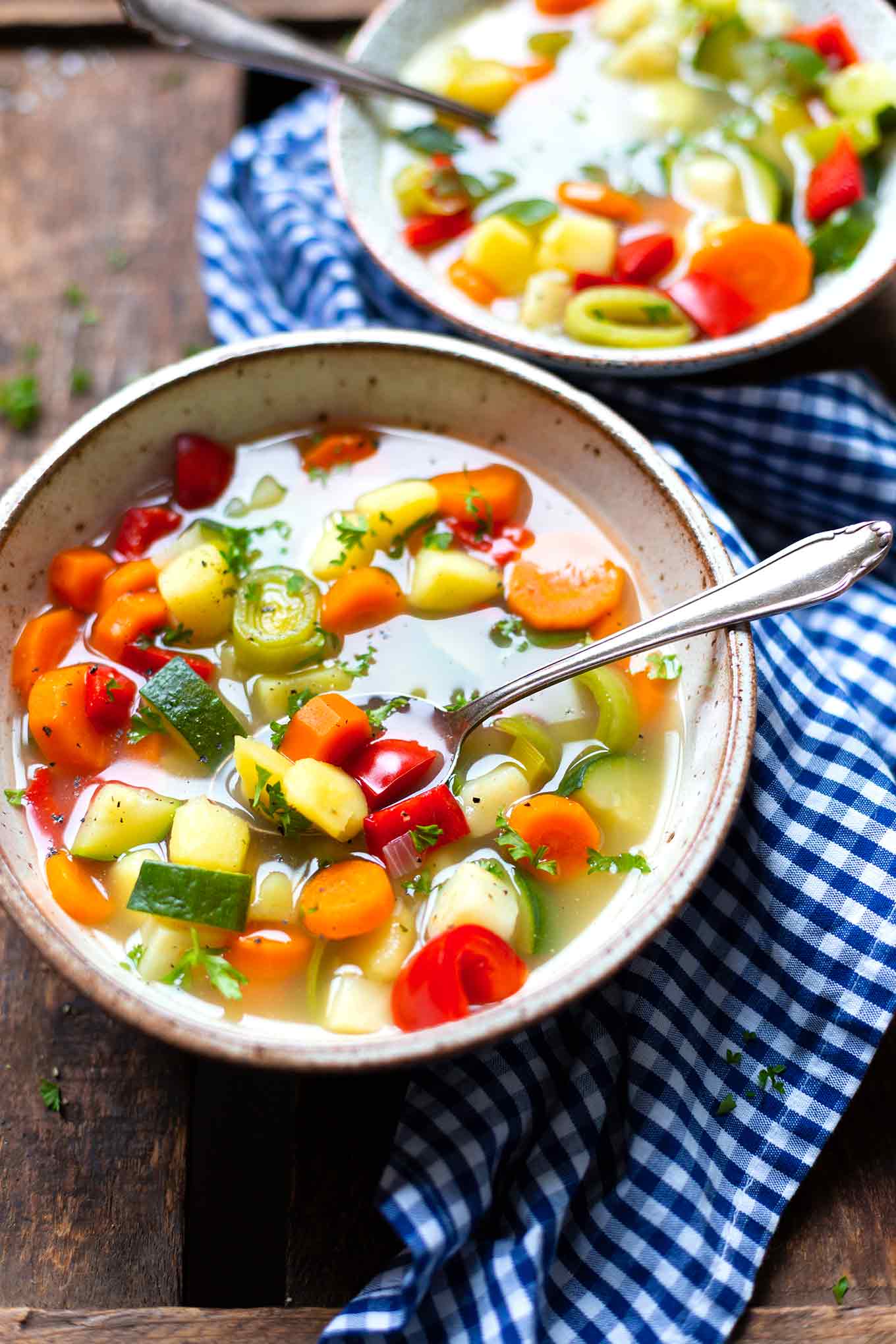 Herzhafte Gemüsesuppe. Dieses deftige 30-Minuten Rezept ist gesund, kalorienarm und super einfach! - Kochkarussell.com #gemüsesuppe #herzhaft #einfach #kochkarussell