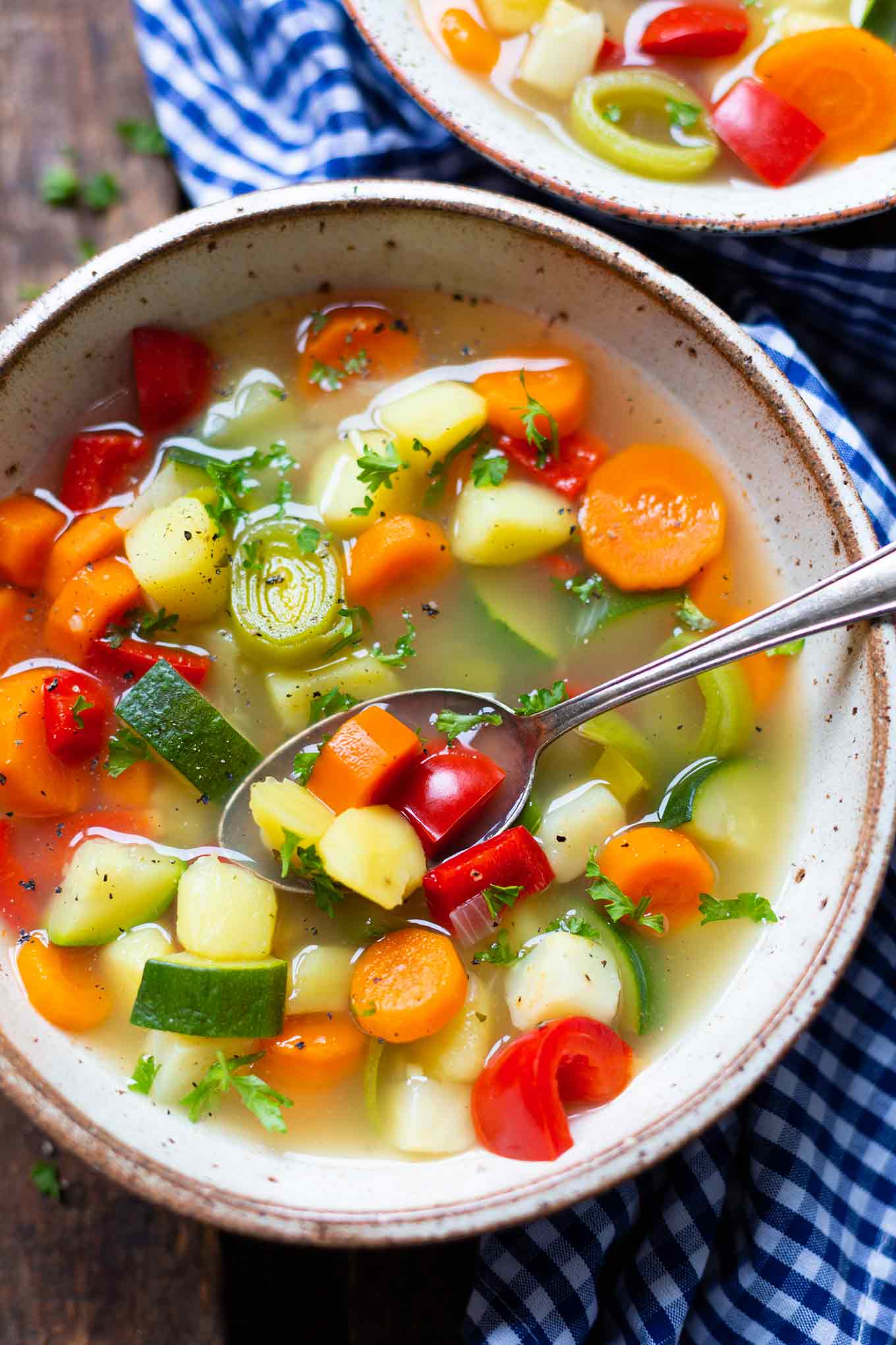 Herzhafte Gemüsesuppe. Dieses deftige 30-Minuten Rezept ist gesund, kalorienarm und super einfach! - Kochkarussell.com #gemüsesuppe #herzhaft #einfach #kochkarussell