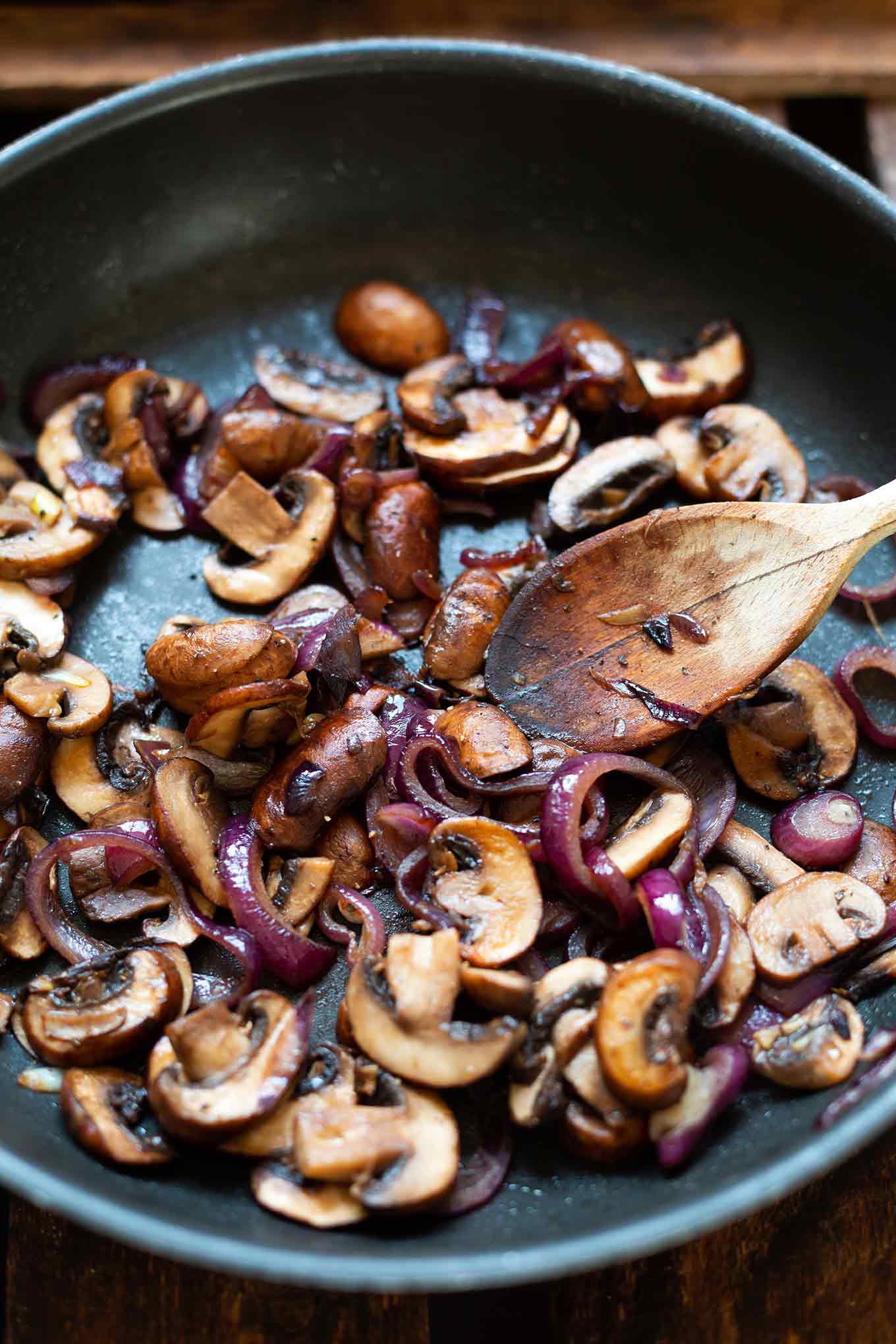 Feldsalat mit gebratenen Pilzen, Granatapfel, Feta und Walnüssen. Dieses schnelle Low Carb Rezept ist gesund und lecker! - Kochkarussell.com #salat #rezept #gesund