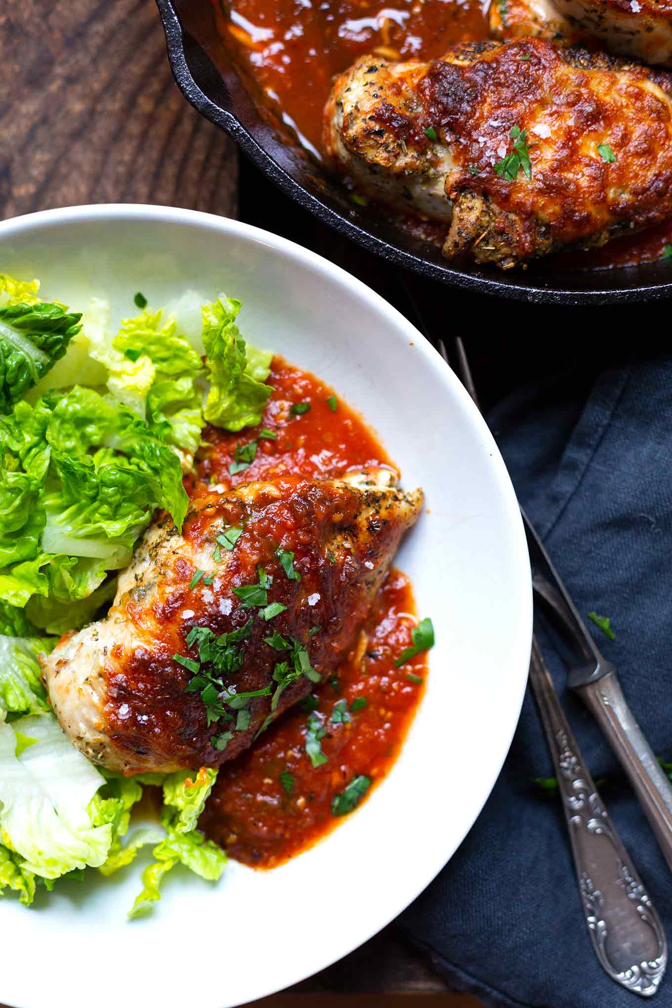 Saftiges Mozzarella-Hähnchen in Tomatensauce. Dieses schnelle 6-Zutaten Rezept ist low carb, herzhaft und getoppt mit einer dicken Käsekruste! - Kochkarussell Foodblog - #mozzarellahähnchen #hähnchen #rezept #lowcarb