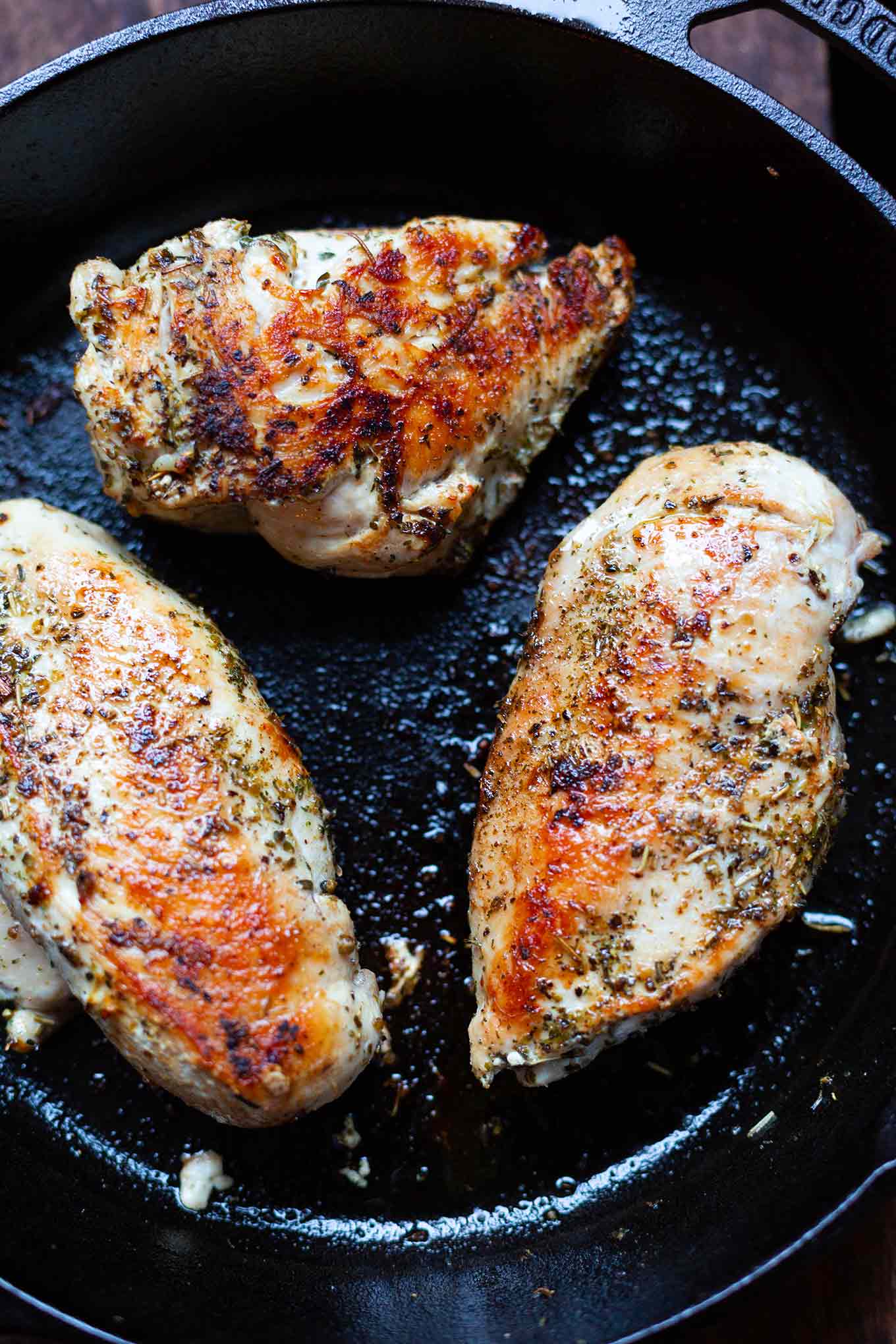 Saftiges Mozzarella-Hähnchen in Tomatensauce. Dieses schnelle 6-Zutaten Rezept ist low carb, herzhaft und getoppt mit einer dicken Käsekruste! - Kochkarussell Foodblog - #mozzarellahähnchen #hähnchen #rezept #lowcarb