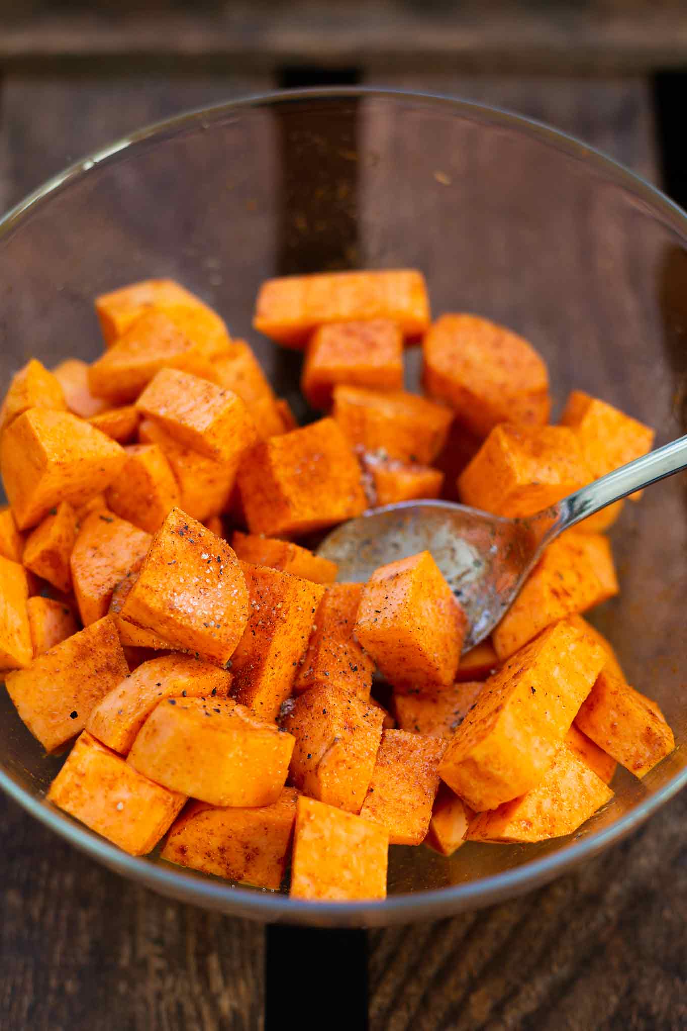 Süßkartoffel Granatapfel Power Bowl. Gesund, frisch, schnell gemacht UND richtig gut! - Kochkarussell.com #powerbowl #gesundkochen #rezept 