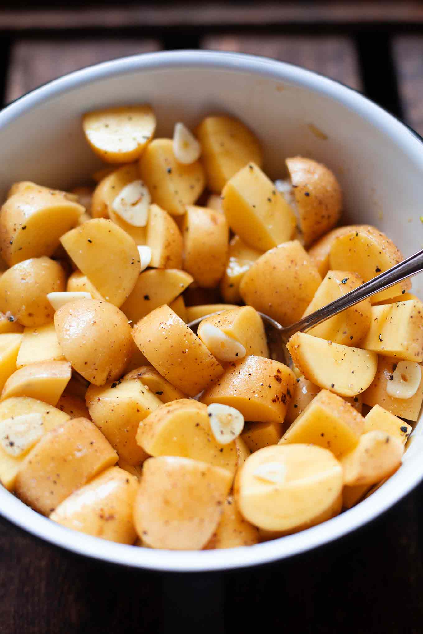 Einfache Knoblauch-Ofenkartoffeln mit Tzatziki. Dieses schnelle, einfache, vegetarische 5-Zutaten Rezept schmeckt immer! - Kochkarussell.com #ofenkartoffeln #tzatziki #feierabendküche #kochkarussell