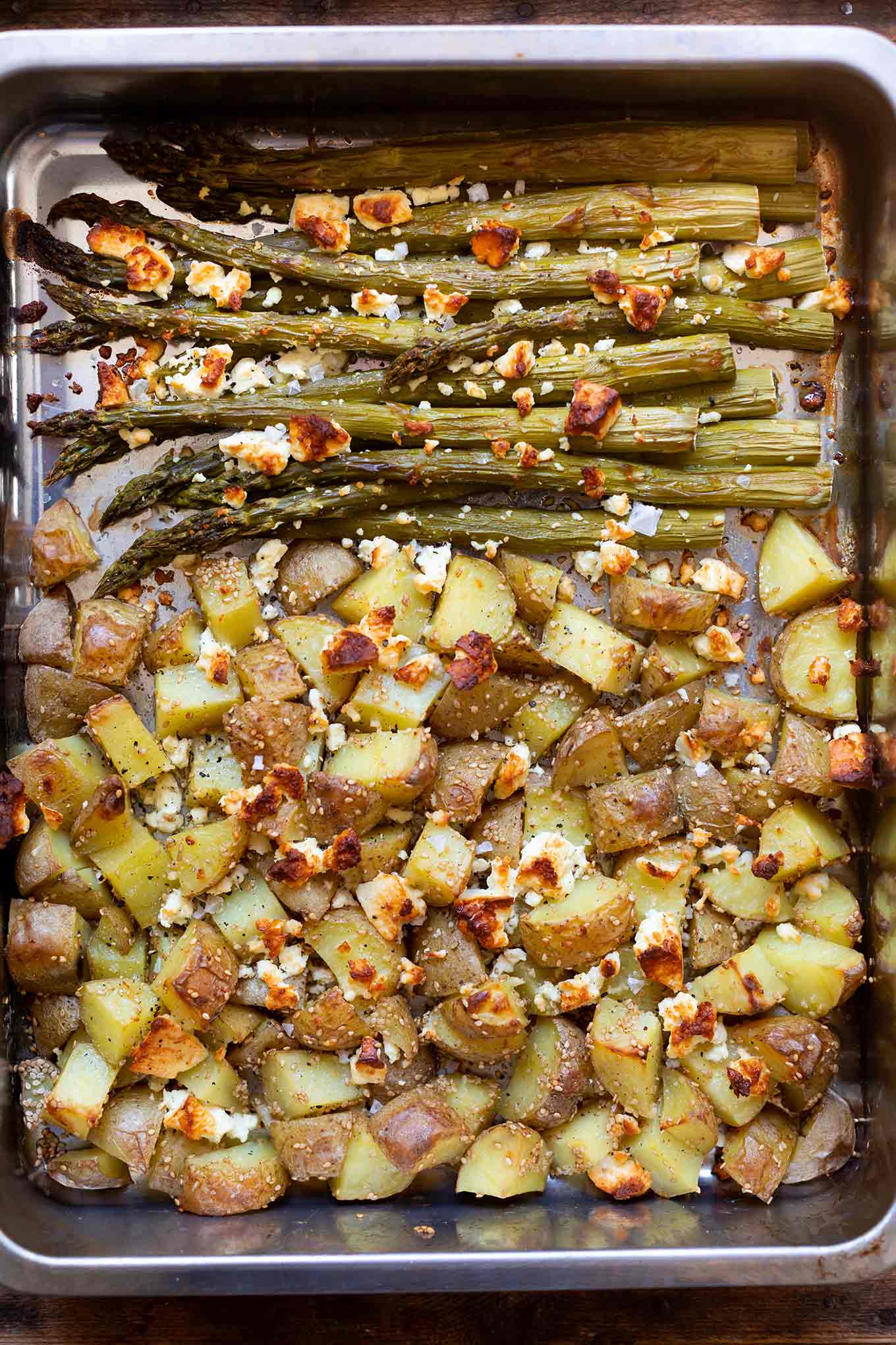 Sesam-Ofenkartoffeln mit grünem Spargel und Feta. Dieses schnelle und einfache 5-Zutaten Rezept aus dem Ofen ist der Knaller! Unbedingt probieren! - Kochkarussell.com #ofenkartoffeln #spargel #rezept #schnellundeinfach