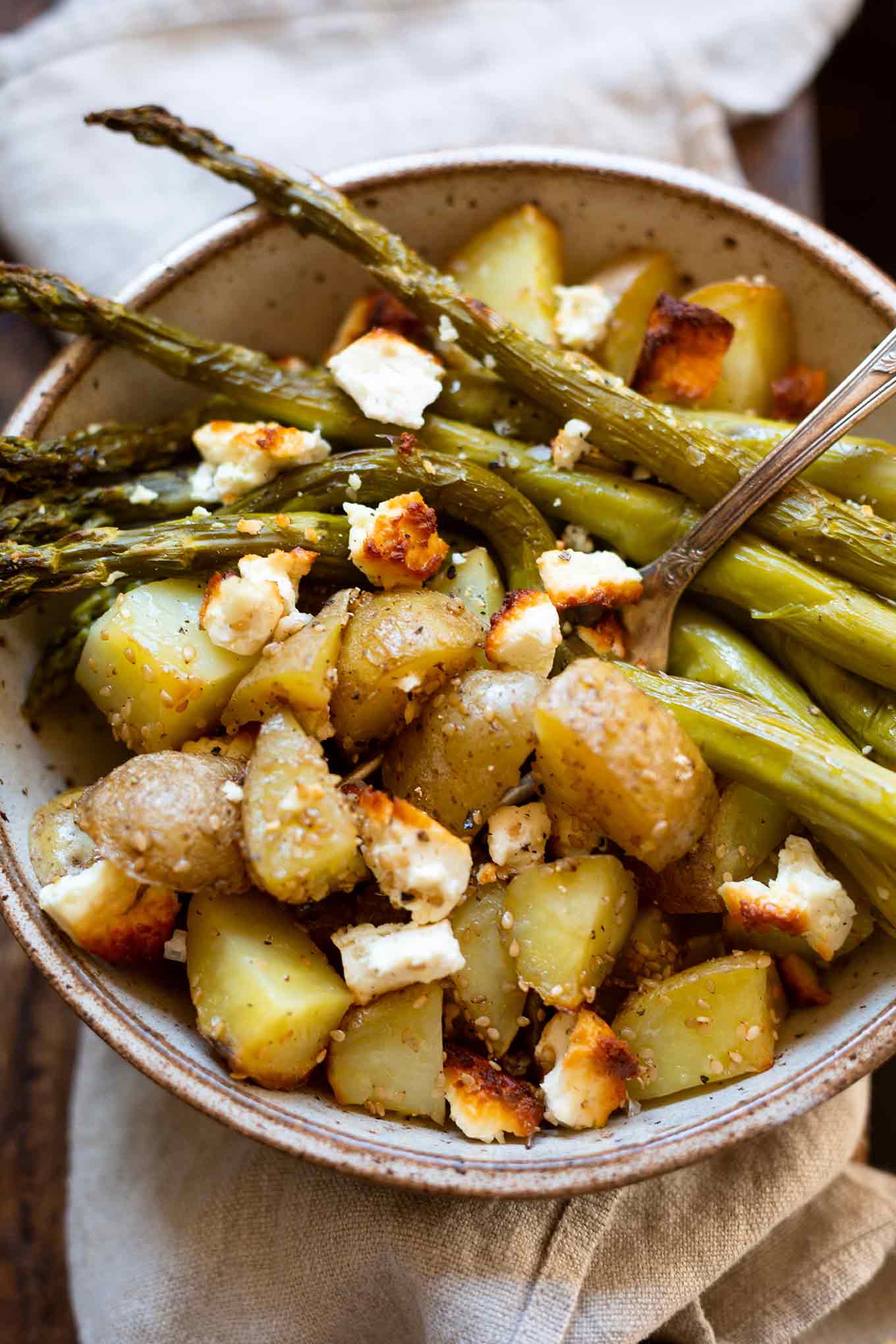 Sesam-Ofenkartoffeln mit grünem Spargel und Feta. Dieses schnelle und einfache 5-Zutaten Rezept aus dem Ofen ist der Knaller! Unbedingt probieren! - Kochkarussell.com #ofenkartoffeln #spargel #rezept #schnellundeinfach