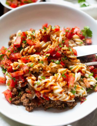 Türkische-Nudeln-mit-Hackfleisch,-Joghurt-und-Tomaten-1