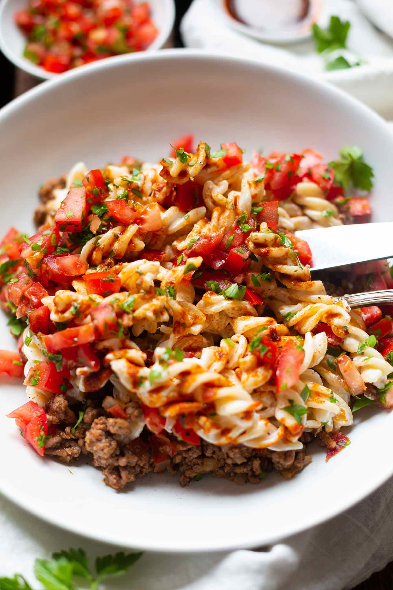 Türkische Nudeln mit Hackfleisch, Joghurt und Tomaten. Dieses schnelle und einfache Pasta-Rezept ist der HAMMER! Unbedingt probieren! - Kochkarussell.com #nudeln #rezept #hackfleisch #schnellundeinfach