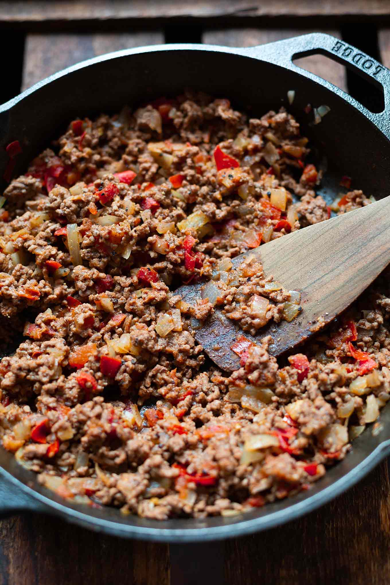 Türkische Nudeln mit Hackfleisch, Joghurt und Tomaten. Dieses schnelle und einfache Pasta-Rezept ist der HAMMER! Unbedingt probieren! - Kochkarussell.com #nudeln #rezept #hackfleisch #schnellundeinfach