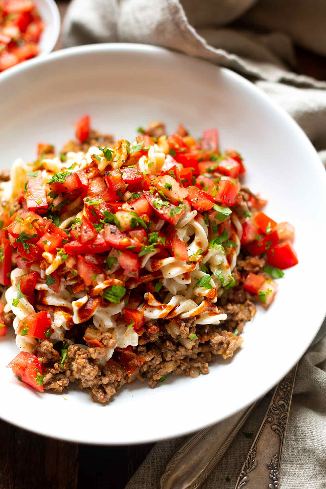 Türkische Nudeln mit Hackfleisch, Joghurt und Tomaten. Dieses schnelle und einfache Pasta-Rezept ist der HAMMER! Unbedingt probieren! - Kochkarussell.com #nudeln #rezept #hackfleisch #schnellundeinfach