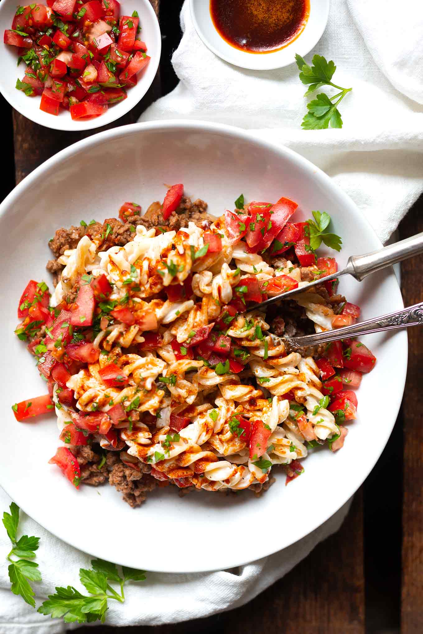 Türkische Nudeln mit Hackfleisch, Joghurt und Tomaten. Dieses schnelle und einfache Pasta-Rezept ist der HAMMER! Unbedingt probieren! - Kochkarussell.com #nudeln #rezept #hackfleisch #schnellundeinfach