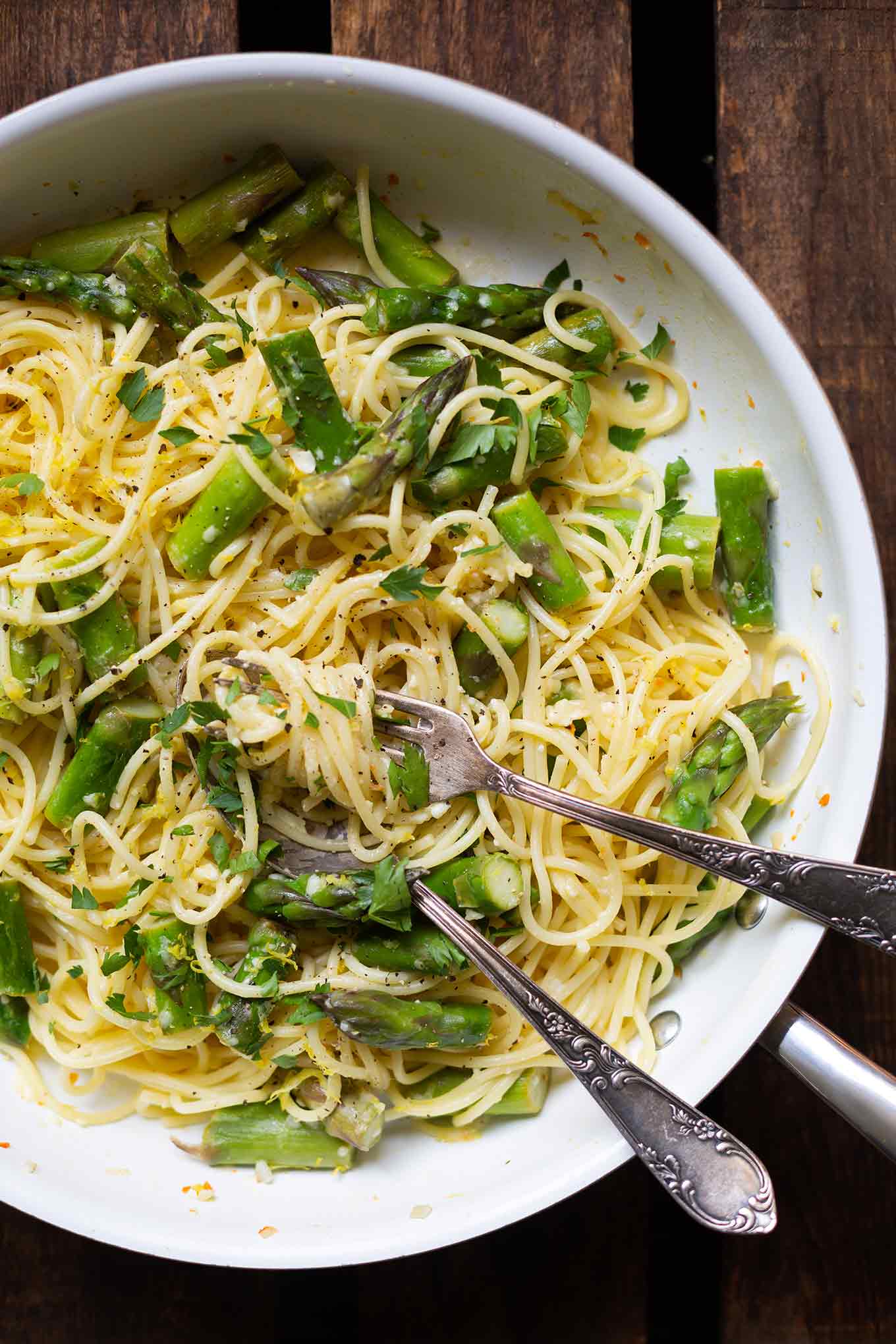 Zitronen-Parmesan-Spaghetti mit grünem Spargel. Dieses schnelle und einfache Pasta-Rezept ist perfekt für die Spargelzeit und in nur 25 Minuten fertig. Schnell, einfach & Super lecker - unbedingt probieren!