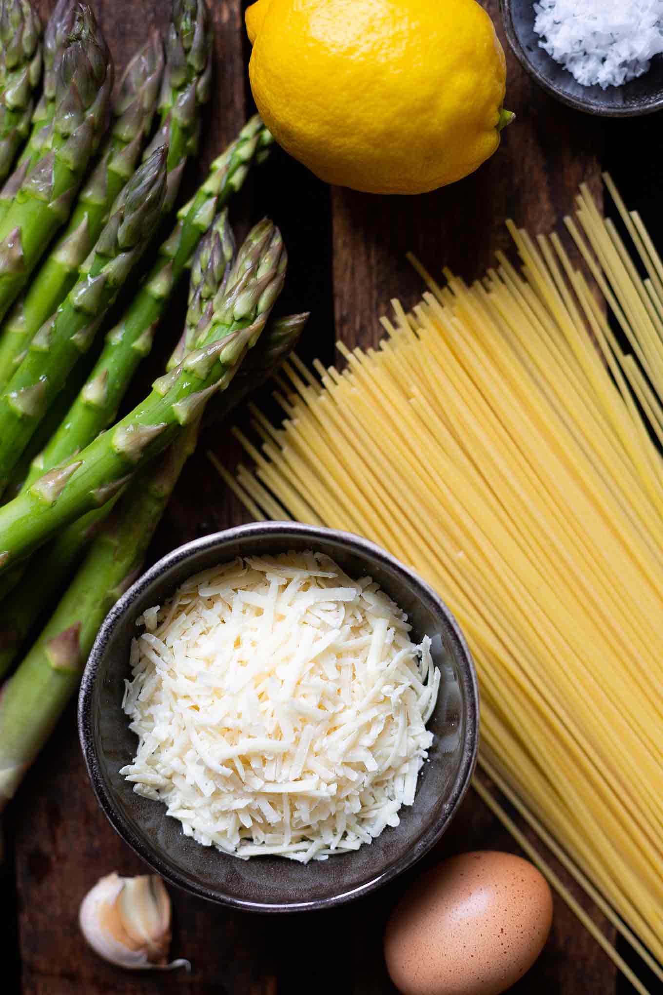 Zitronen-Parmesan-Spaghetti mit grünem Spargel. Dieses schnelle und einfache Pasta-Rezept ist perfekt für die Spargelzeit und in nur 25 Minuten fertig. Schnell, einfach & Super lecker - unbedingt probieren!
