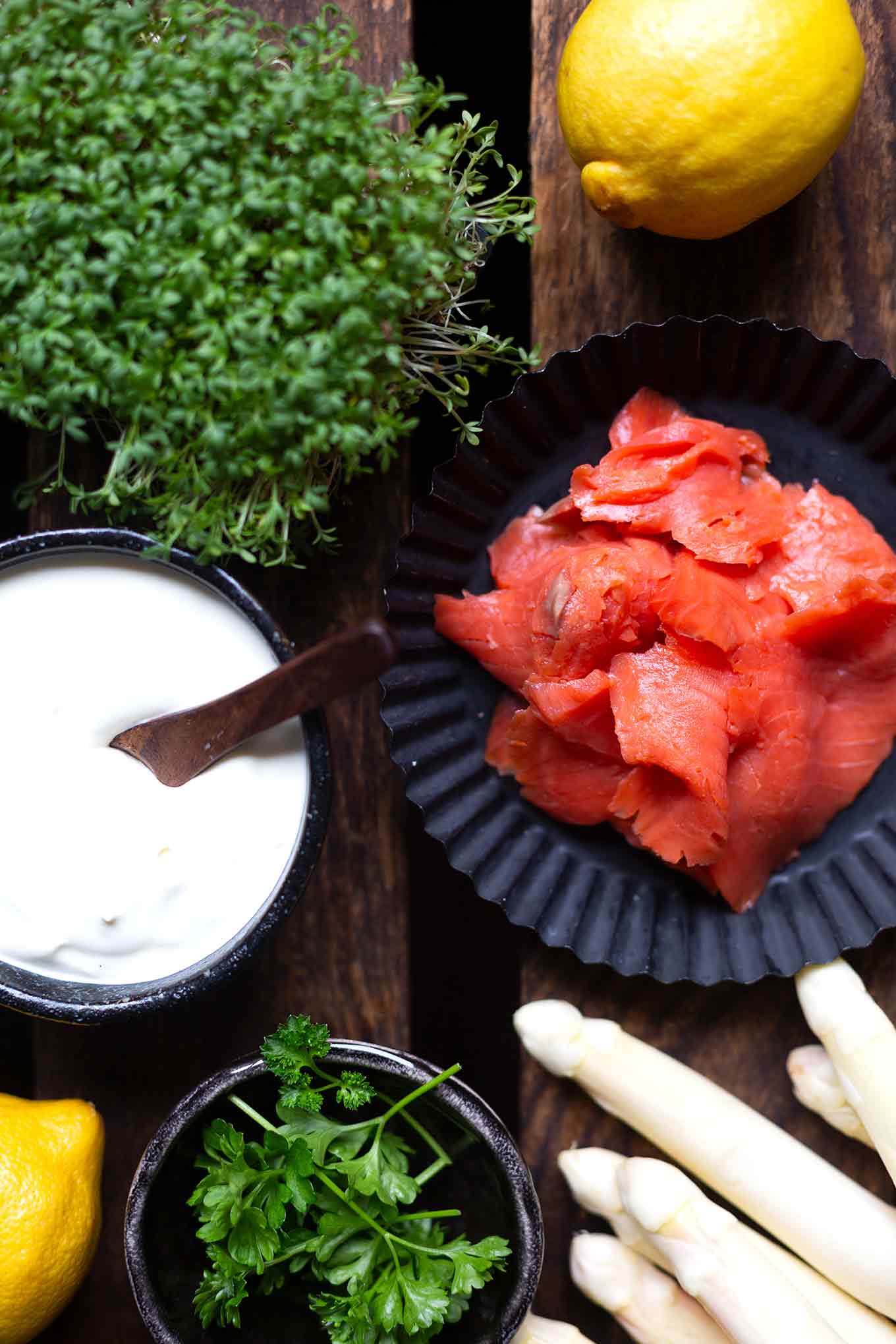 Spargel-Tarte mit Lachs und Blätterteig. Dieses schnelle und einfache Rezept ist absolutes Soulfood und SO gut! - Kochkarussell.com #spargel #tarte #lachs #kochkarussell