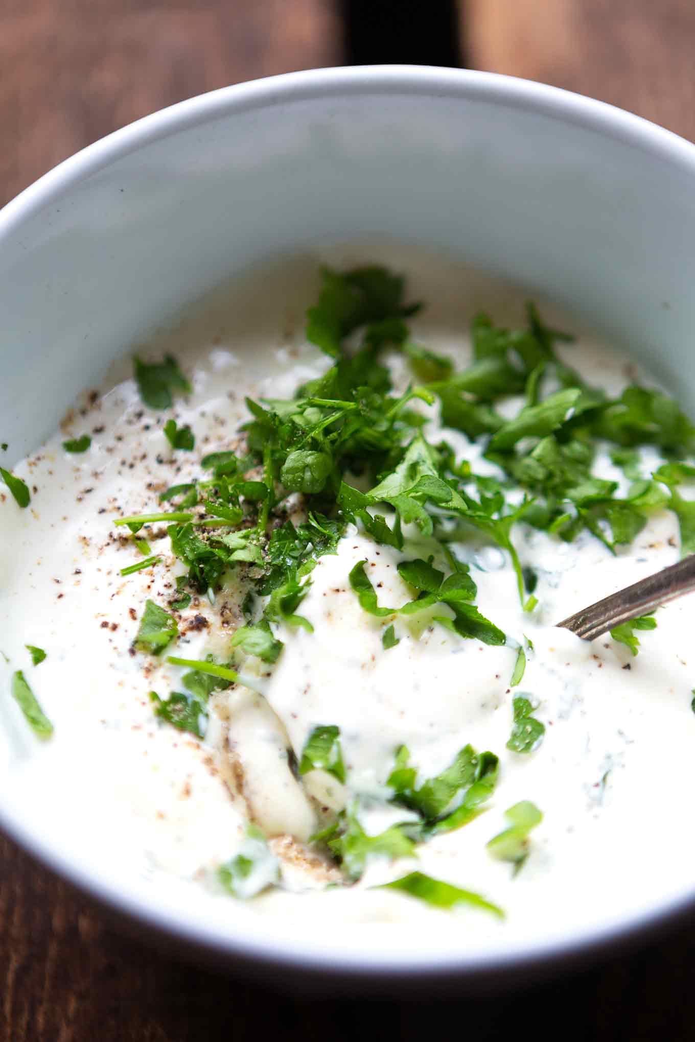 Spargel-Tarte mit Lachs und Blätterteig. Dieses schnelle und einfache Rezept ist absolutes Soulfood und SO gut! - Kochkarussell.com #spargel #tarte #lachs #kochkarussell