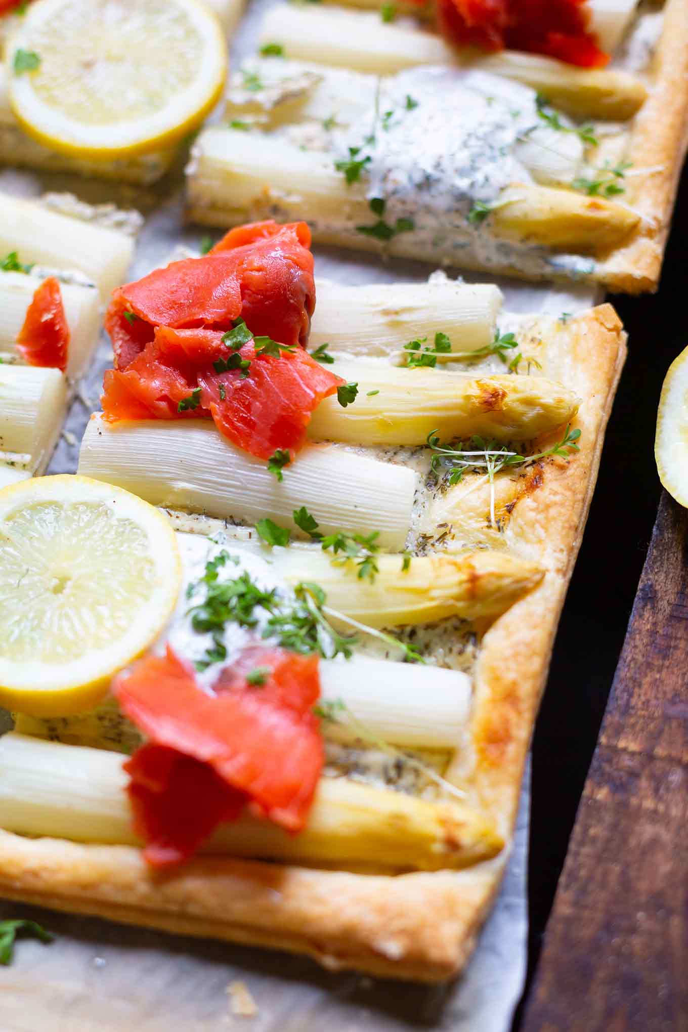 Spargel-Tarte mit Lachs und Blätterteig. Dieses schnelle und einfache Rezept ist absolutes Soulfood und SO gut! - Kochkarussell.com #spargel #tarte #lachs #kochkarussell
