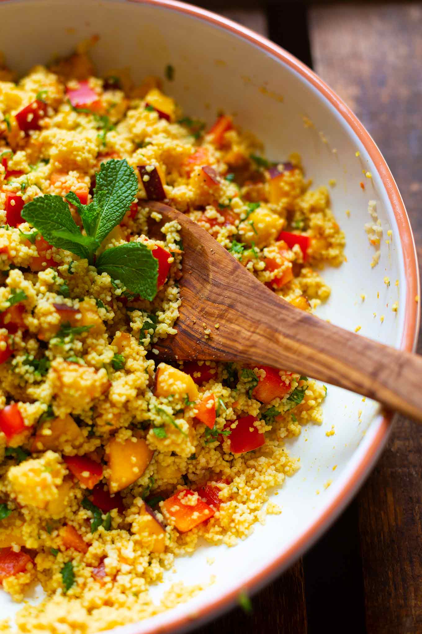 Veganer Couscoussalat mit Pfirsich, Minze und Limetten-Dressing. Super einfach, saftig und perfekt für Grillen und Picknick. Unbedingt probieren! - Kochkarussell.com #vegan #couscoussalat #grillen #picknick #kochkarussell