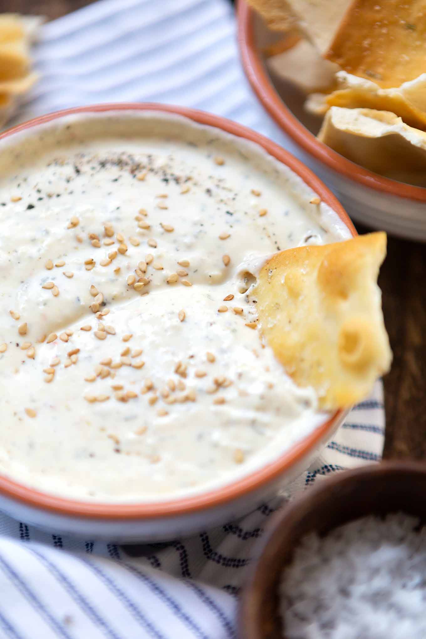 Griechischer Joghurt-Feta-Dip mit Zitrone. Dieses ultra cremige 10-Minuten Rezept ist perfekt für Grillen & Parties und kommt immer gut an, das müsst ihr probieren! - Kochkarussell.com #diprezept #grillen #schnellundeinfach #sommerrezept