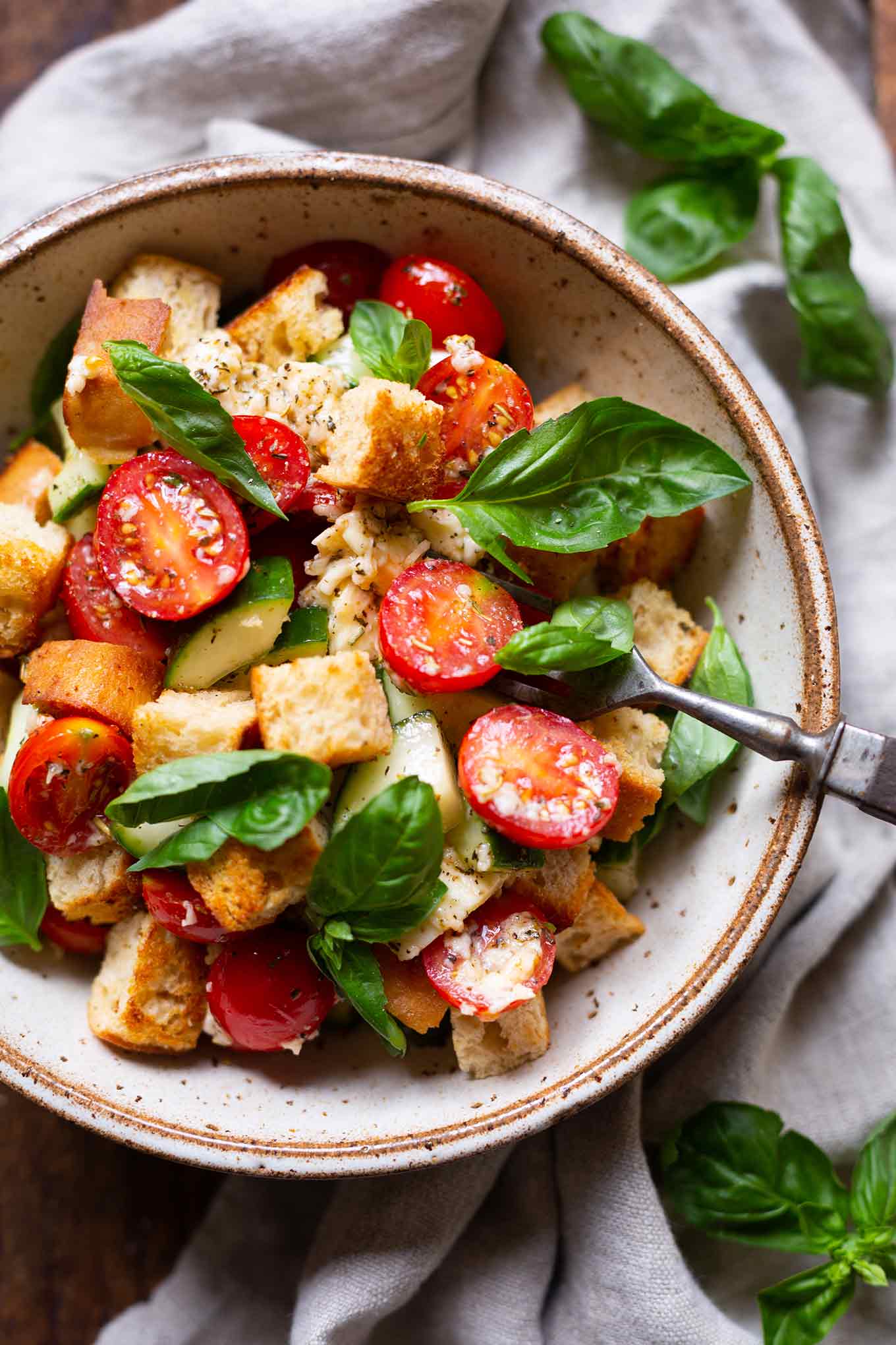Bock auf den perfekten Sommersalat? Italienischer Brotsalat ist die Antwort! Dieses einfache Rezept ist knusprig, knackig, erfrischend und das perfekte Abendessen. So einfach und SO gut! - Kochkarussell.com 