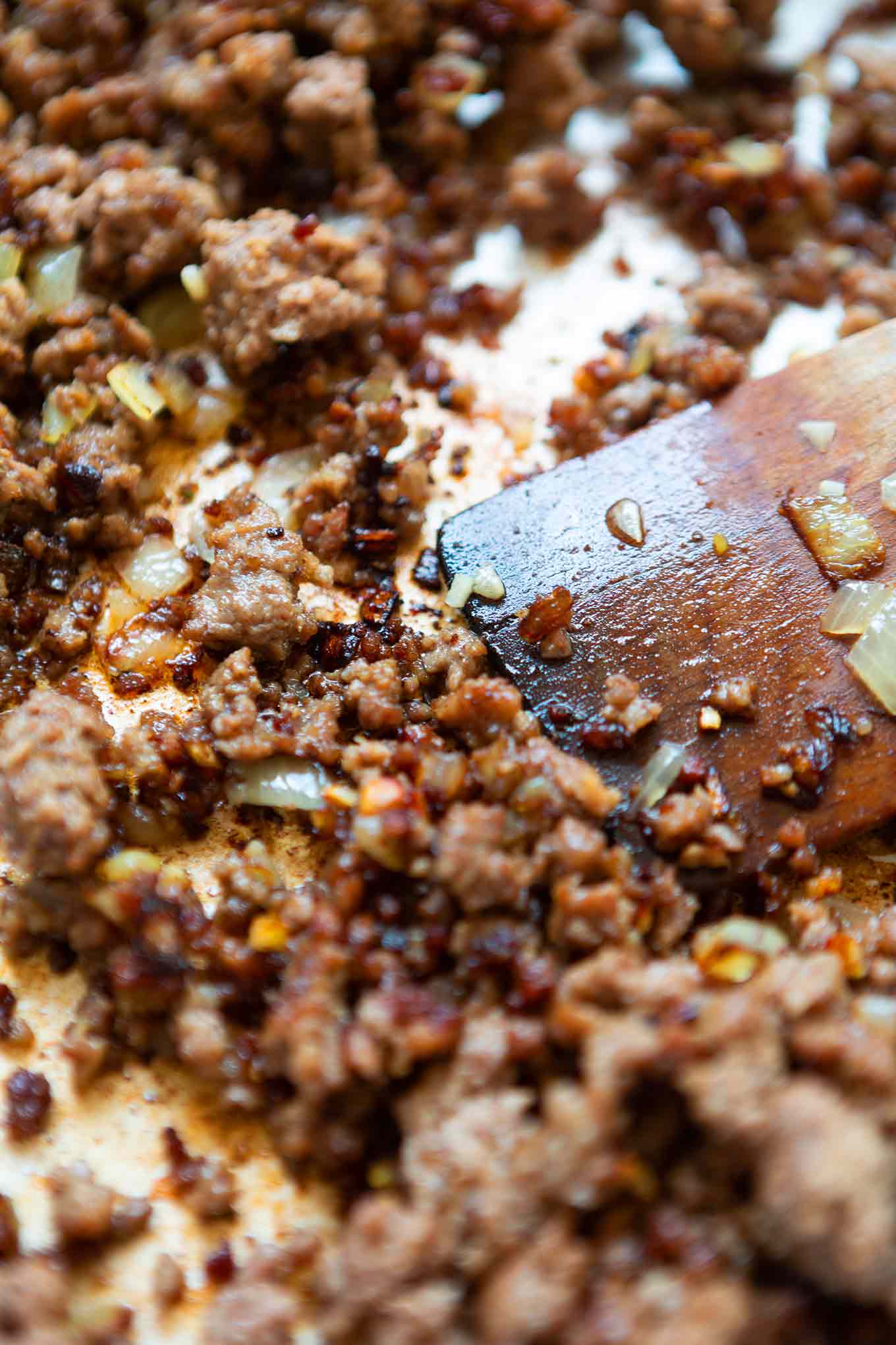 Kürbis-Hackfleisch-Pfanne mit Feta. Dieses schnelle Herbst-Rezept ist low carb, super einfach und SO gut! - Kochkarussell.com #lowcarb #herbstrezept #kürbisrezept #kochkarussell