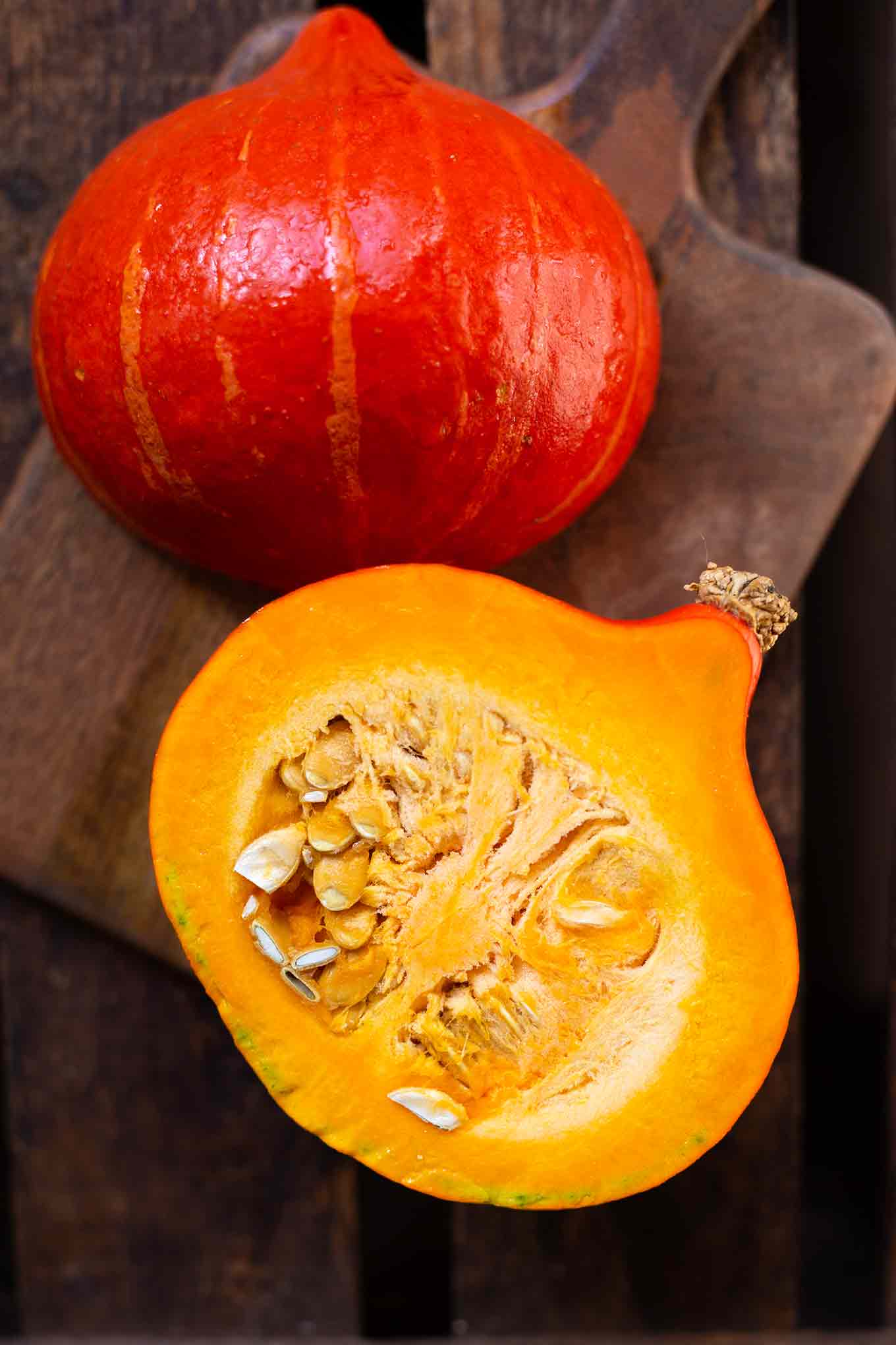 Kürbis-Hackfleisch-Pfanne mit Feta. Dieses schnelle Herbst-Rezept ist low carb, super einfach und SO gut! - Kochkarussell.com #lowcarb #herbstrezept #kürbisrezept #kochkarussell