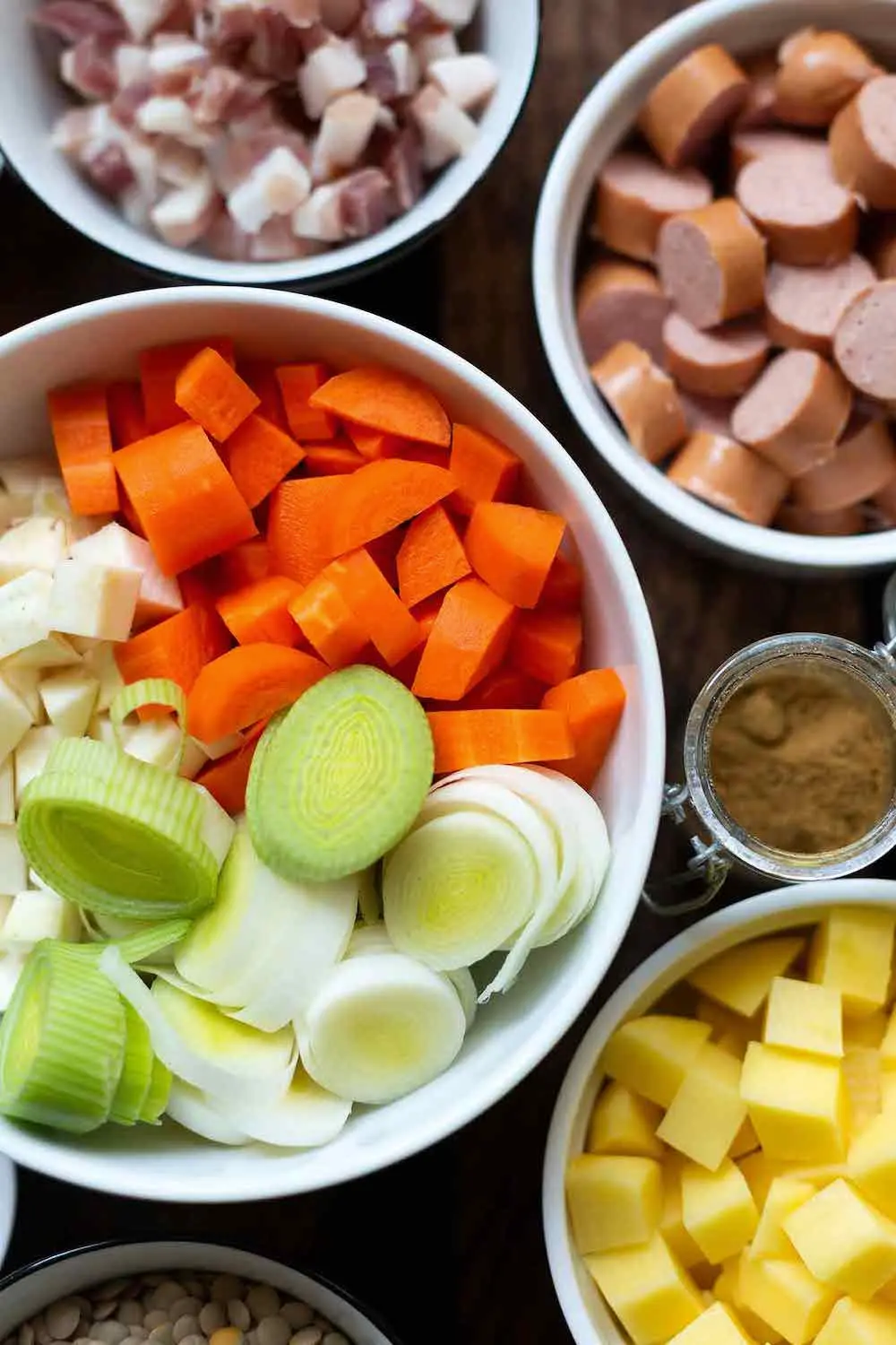 Dieses super einfache Rezept für Linsensuppe mit Würstchen schmeckt original wie bei Oma und ist super schnell gemacht. Nach nur 20 Minuten Vorbereitungszeit köchelt der köstliche Eintopf ganz entspannt vor sich hin. Das Beste: Wir verraten euch den Geheimtipp, damit die Suppe genauso gut schmeckt, wie bei Oma! Also unbedingt testen! Kochkarussell - dein Foodblog für schnelle und einfache Feierabendrezepte.