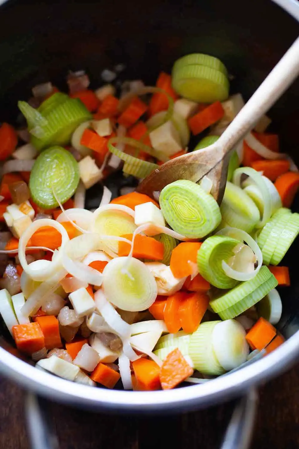 Dieses super einfache Rezept für Linsensuppe mit Würstchen schmeckt original wie bei Oma und ist super schnell gemacht. Nach nur 20 Minuten Vorbereitungszeit köchelt der köstliche Eintopf ganz entspannt vor sich hin. Das Beste: Wir verraten euch den Geheimtipp, damit die Suppe genauso gut schmeckt, wie bei Oma! Also unbedingt testen! Kochkarussell - dein Foodblog für schnelle und einfache Feierabendrezepte.