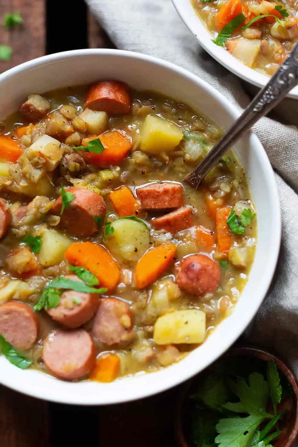 Dieses super einfache Rezept für Linsensuppe mit Würstchen schmeckt original wie bei Oma und ist super schnell gemacht. Nach nur 20 Minuten Vorbereitungszeit köchelt der köstliche Eintopf ganz entspannt vor sich hin. Das Beste: Wir verraten euch den Geheimtipp, damit die Suppe genauso gut schmeckt, wie bei Oma! Also unbedingt testen! Kochkarussell - dein Foodblog für schnelle und einfache Feierabendrezepte.