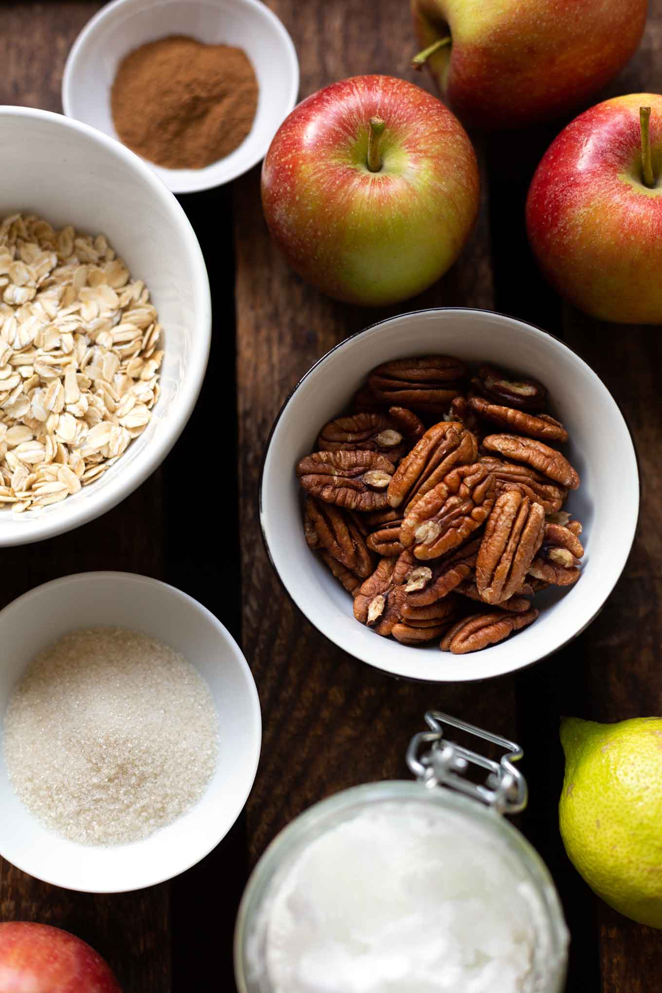 Bombastischer Apple Crisp. Dieses schnelle Rezept ist vegan, super einfach und kommt garantiert gut an! #applecrisp #herbstrezept #soulfood #kochkarussell