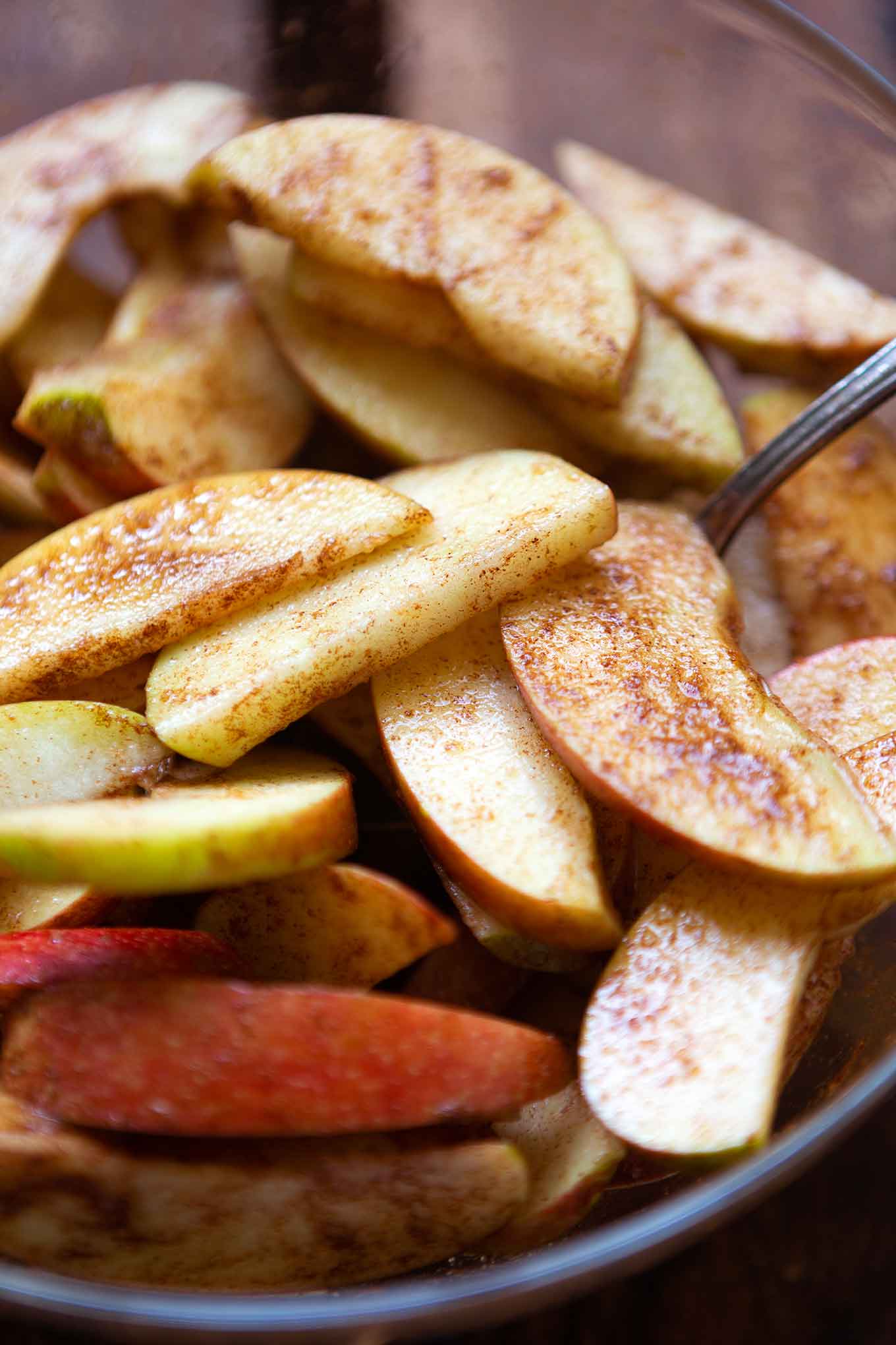 Bombastischer Apple Crisp. Dieses schnelle Rezept ist vegan, super einfach und kommt garantiert gut an! #applecrisp #herbstrezept #soulfood #kochkarussell