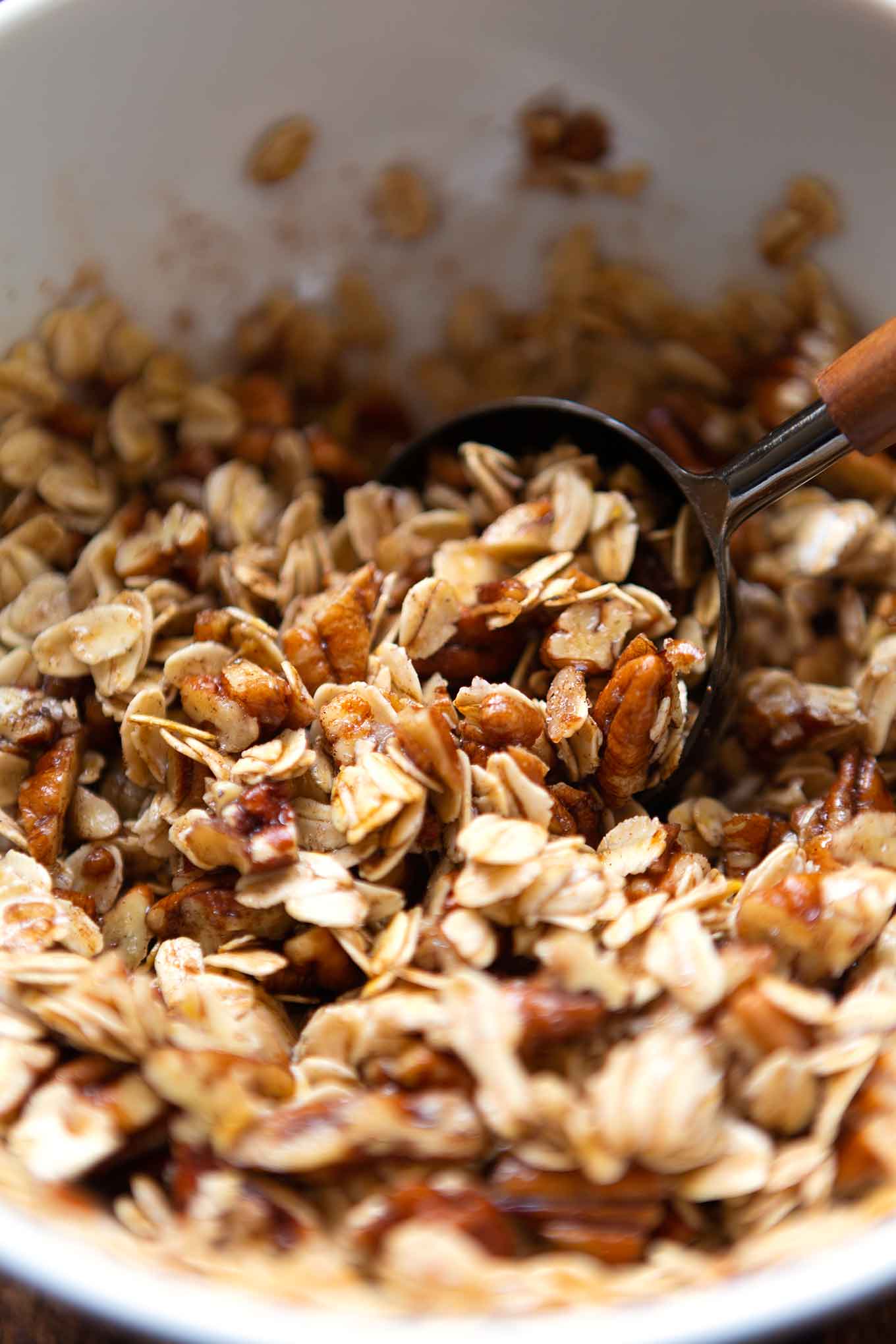 Bombastischer Apple Crisp. Dieses schnelle Rezept ist vegan, super einfach und kommt garantiert gut an! #applecrisp #herbstrezept #soulfood #kochkarussell