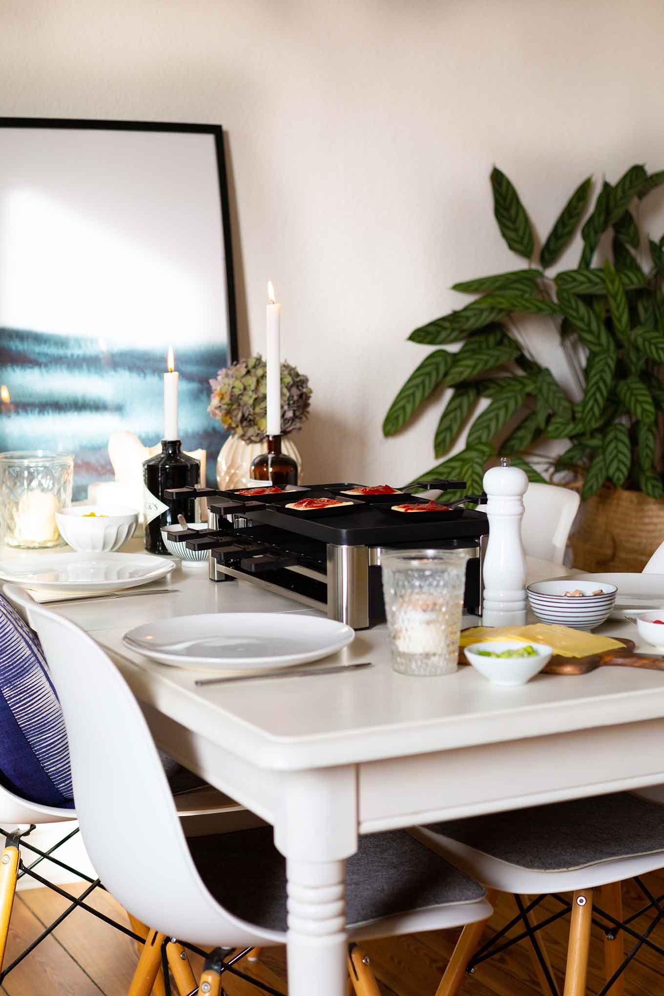 Werbung. Raclette-Pizza. Dieses schnelle und einfache Party-Rezept ist perfekt für Weihnachten, Silvester und einfach so! - Kochkarussell.com #raclettepizza #raclette #kochkarussell