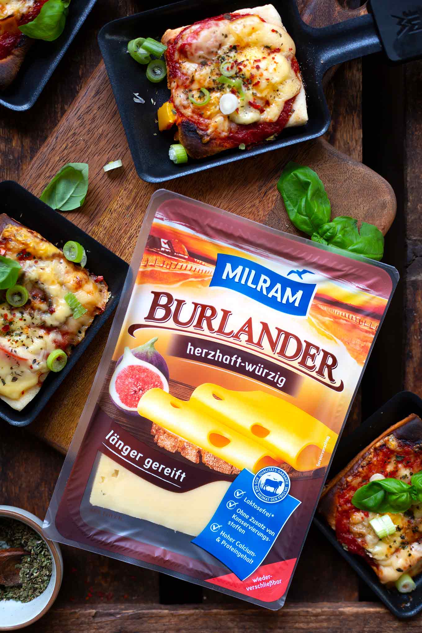 Werbung. Raclette-Pizza. Dieses schnelle und einfache Party-Rezept ist perfekt für Weihnachten, Silvester und einfach so! - Kochkarussell.com #raclettepizza #raclette #kochkarussell