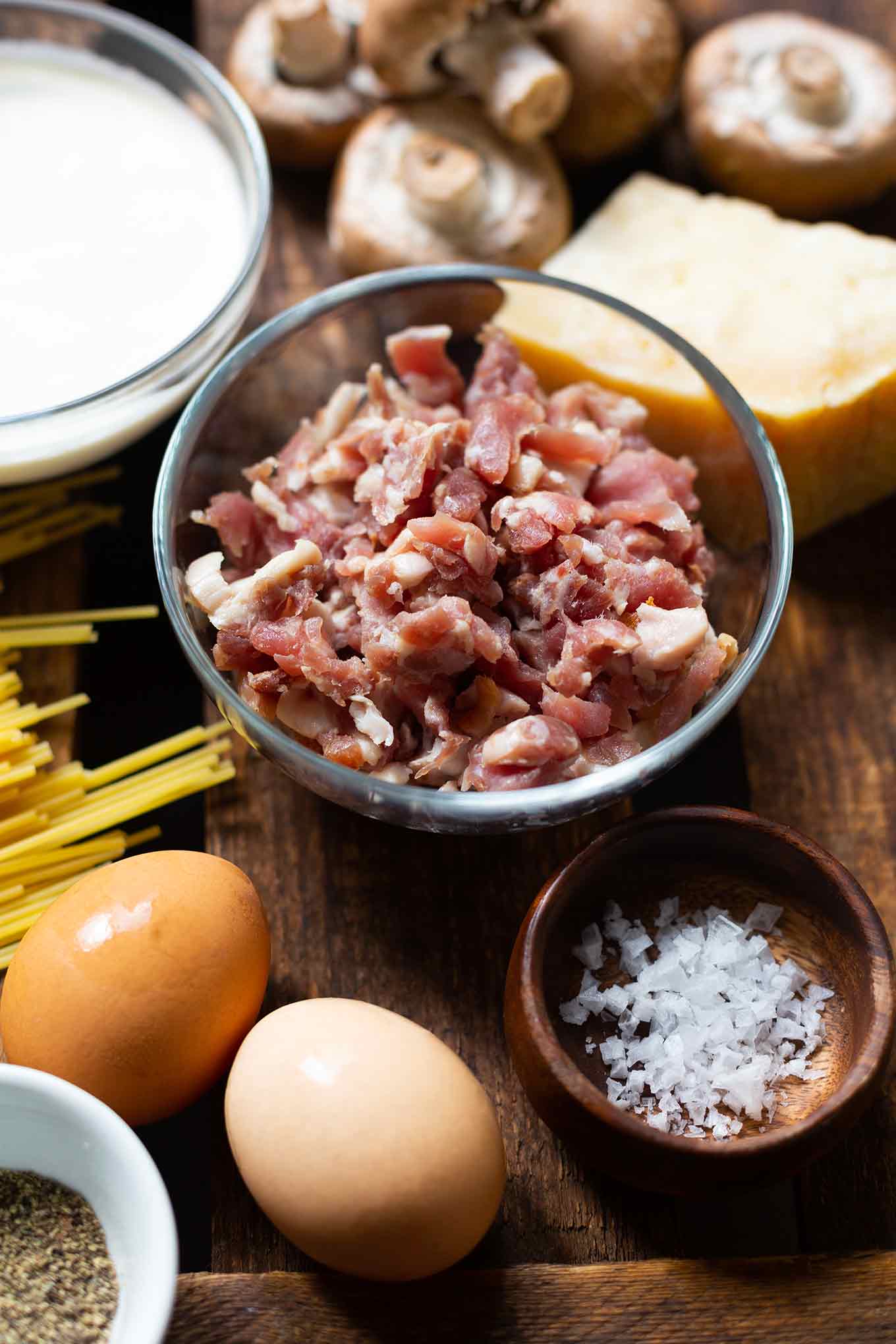 Spaghetti-Carbonara-Auflauf mit Pilzen. Dieses schnelle und einfache Soulfood-Rezept ist perfekt für den Feierabend. Unbedingt probieren! #spaghetticarbonara #auflaufrezept #feierabendküche #kochkarussell 