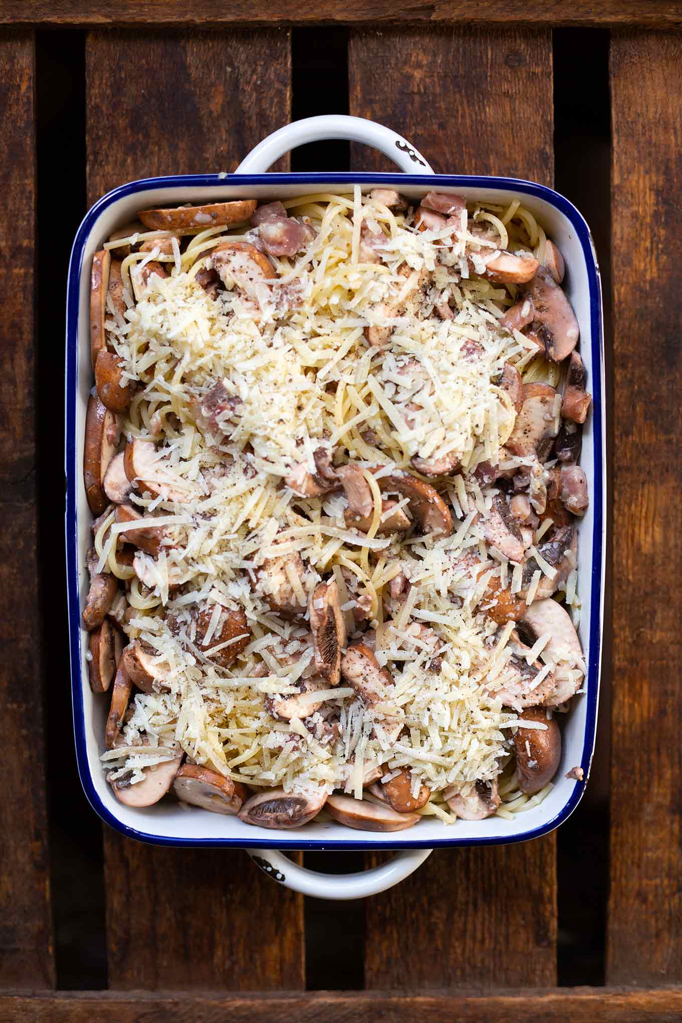 Spaghetti-Carbonara-Auflauf mit Pilzen. Dieses schnelle und einfache Soulfood-Rezept ist perfekt für den Feierabend. Unbedingt probieren! #spaghetticarbonara #auflaufrezept #feierabendküche #kochkarussell 