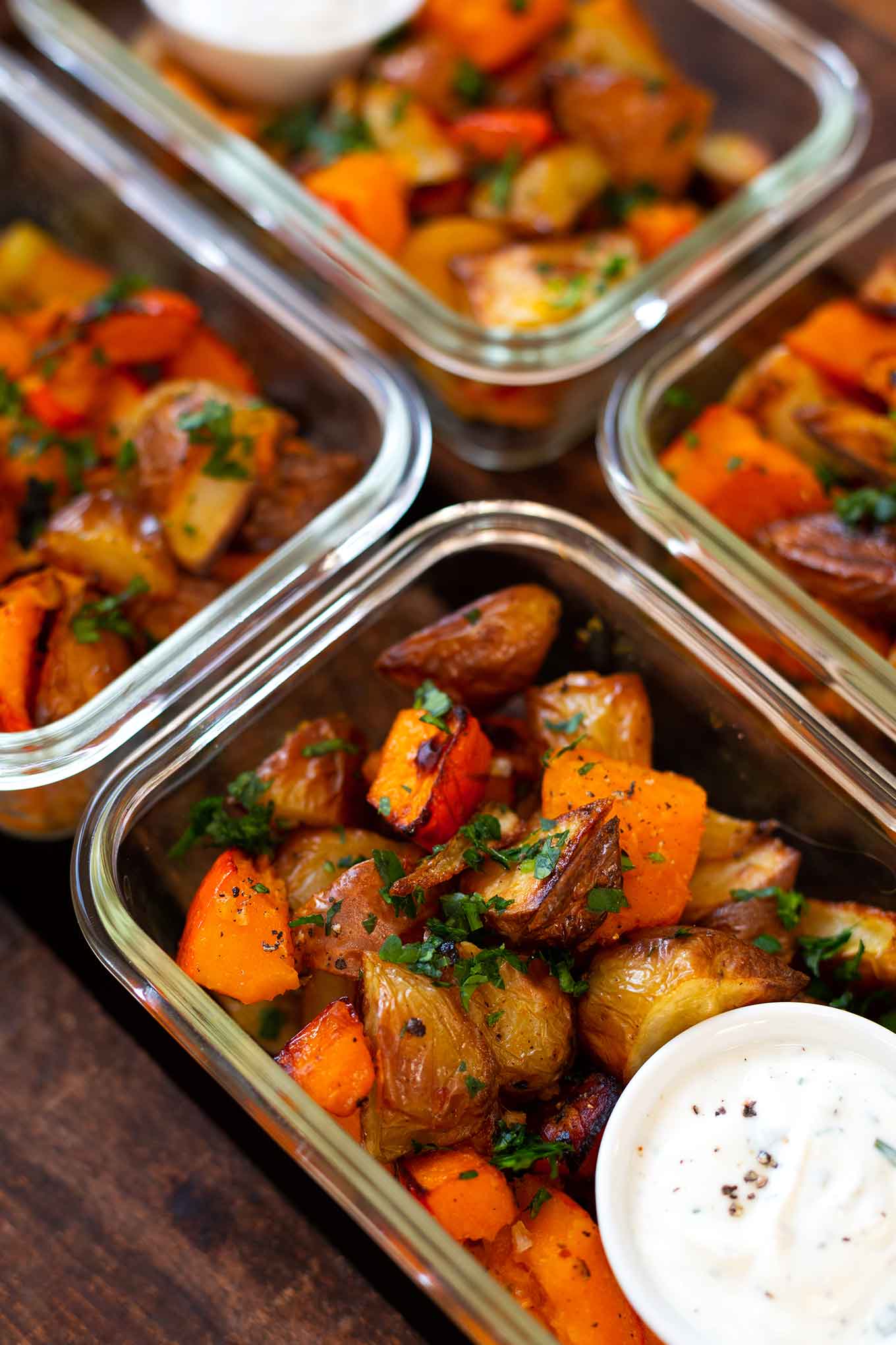 Ein Blech-Ofenkartoffeln mit Kürbis und Kräuterquark. Mit Chili, Olivenöl und Petersilie – super einfach, schnell gemacht und richtig lecker – das ultimative Meal Prep! - Kochkarussell Foodblog #einblech #kartoffeln #schnell #mealprep