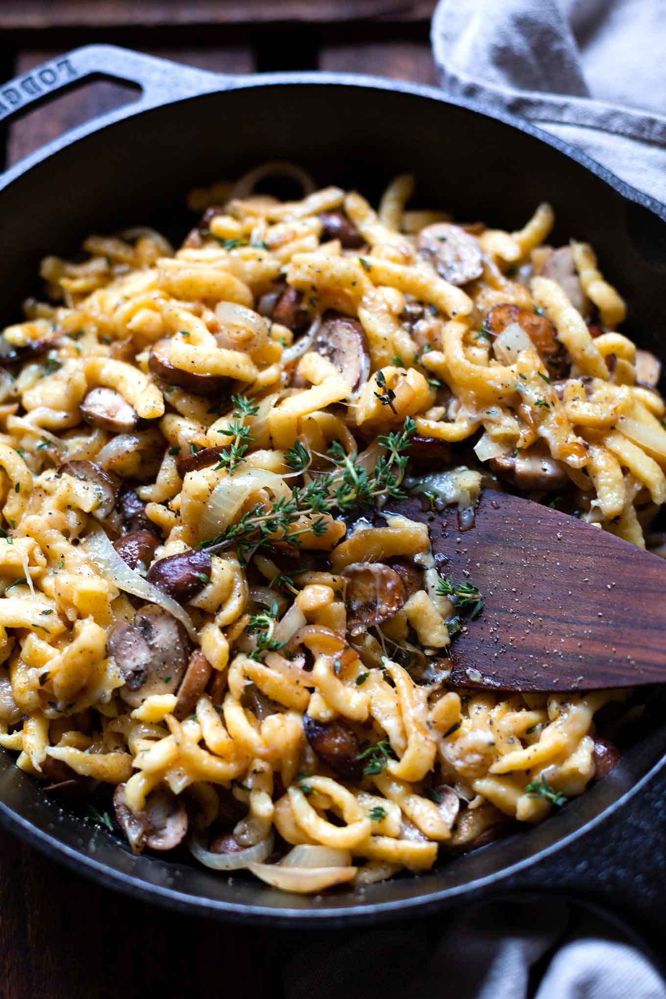 Einfache Käsespätzle mit gebratenen Champignons. Dieses schnelle, deftige 6-Zutaten Rezept mit gerösteten Zwiebeln und Käse ist perfekt für kalte Tage! - Kochkarussell.com #käsespätzle #käse #vegetarisch